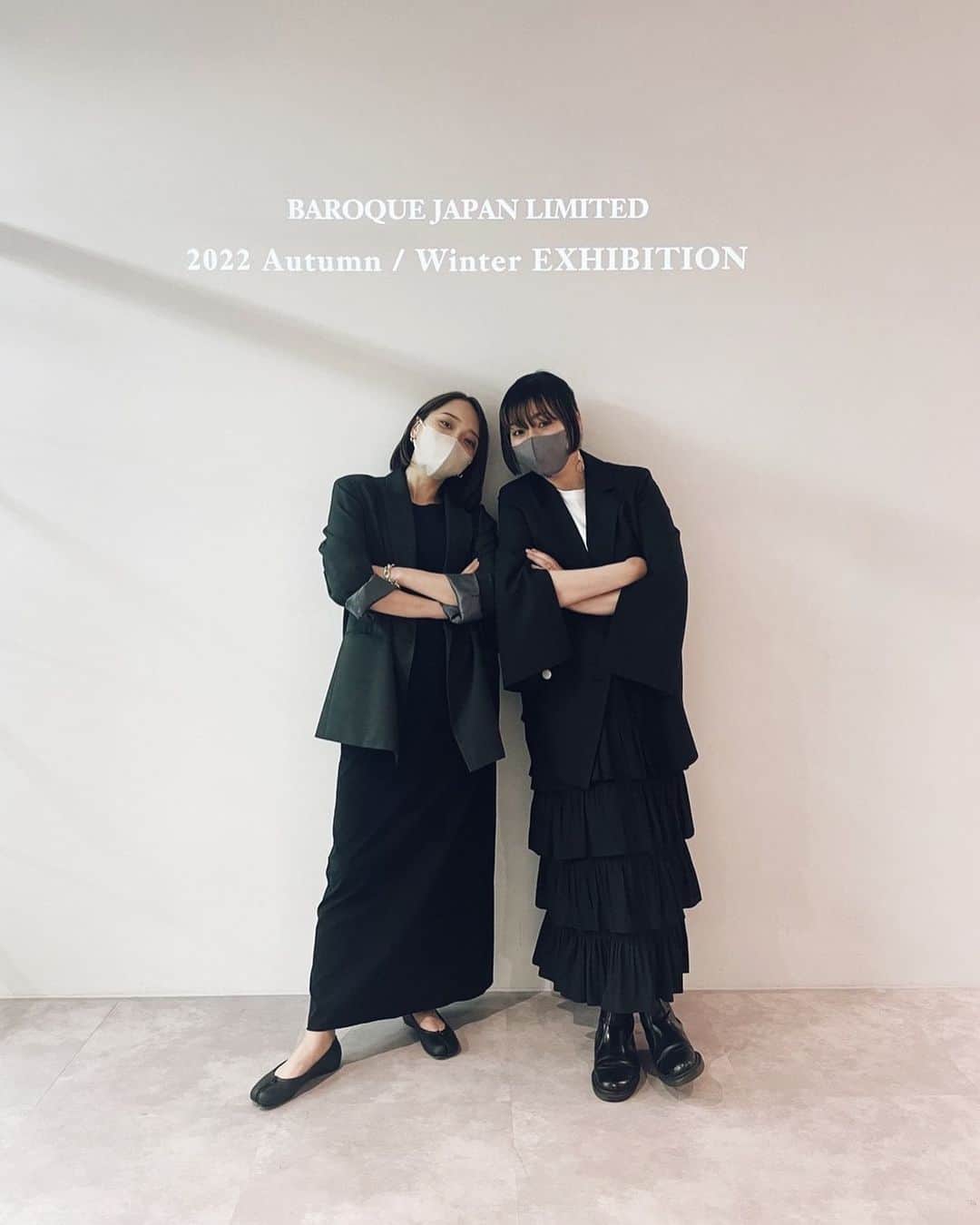 かんだまのインスタグラム：「写真の服装みるだけでもはや暑苦しいけど。w  先月、前職の会社の展示会にご招待頂き服をたっぷり見つつチェックしつつ、お世話になった方々と喋り倒し、総務部長に会ったもんならお茶菓子くれてあれやこれやと語り、結果4時間も滞在してお見送りまでしてもらってしまった元社員です。いつも背中を押してくれて、完全なるマイホーム☺︎  あー楽しかった❤️‍🔥 帰宅後は勤めてた時ぶりの寝落ち🤓  #アパレルあるある #体力鬼」