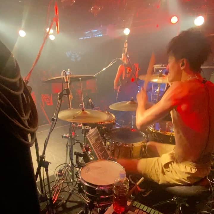 Bunta のインスタグラム：「"Show Me Your Courage" ＠広島SECOND CLUTCH  ツアー21本目って事で、身体の疲労と脱力のバランスがうまく出来るとグルーヴも加速する🔥🔥🔥 　身体の動きはハードなままで手首とスティック周りの動きだけを脱力するイメージが深くなって来て、音量やサスティーンをコントロールできるようになって来た♨️🥁♨️ 　動きはそのままだからショットスピードは損なわれてないから、今まで1番理想のスネアやタムの音が出せるようになって来た💪♨️💪  #totalfat #drumforhappy #bandforhappy #tourlife #drums #drumsolo #drummer #drumlife #drumsdrumsdrums #drumstagram #drumsticks」
