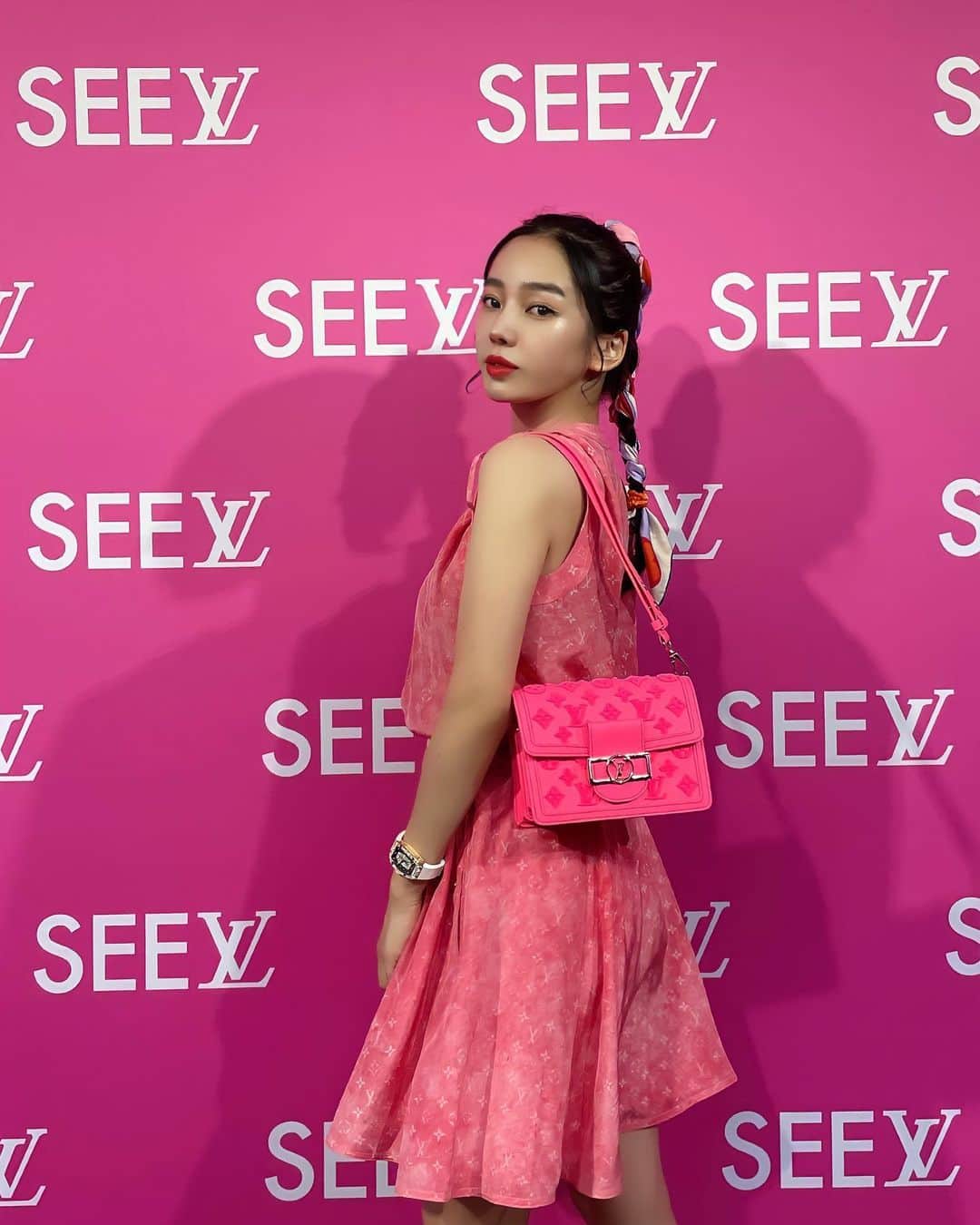 megbabyのインスタグラム：「久しぶりにポップなお洋服で公の場へお出かけ💗🌺🎀  @louisvuitton #SEELV 展へ 歴史的アーカイブと最新クリエーションが融合した刺激的な空間🌐✨  積み重ねた歴史が今をつくるんだとしみじみ😌 是非遊びに行ってみてね💕  💗SEE LV 展💗 7/8-8/21 東京ミッドタウン芝生広場  #LVFashion」