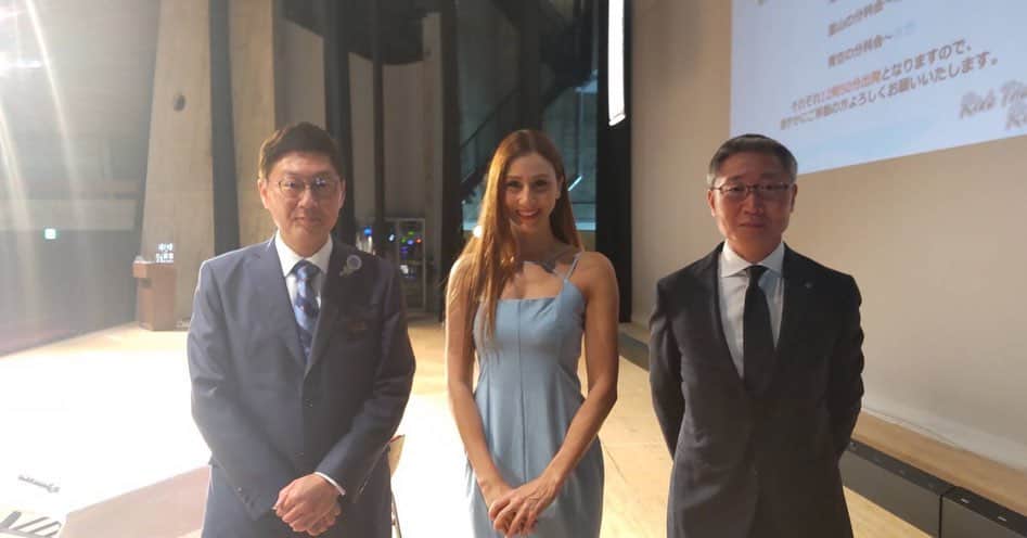 道端カレンのインスタグラム：「週末の今治🚴‍♀️🎤  商工会議所青年部 今治大会  原会長の進行のもと、今治市徳永市長と共に講演会をさせていただきました✨ 私は2020年に、今治・しまなみ自転車大使に就任させていただき、今治トライアスロンや、しまなみ海道サイクリングイベント等スポーツイベントだけでなく、今治へはお仕事でたくさん行かせていただいております。 10月にはサイクリングの聖地である今治に初のクリテリウムレースが開催され、これから益々この今治、そしてしまなみ海道が盛り上がりをみせること間違いなしです。 私も今治しまなみ自転車大使として、頑張っていきたいと思います。 写真は講演会とその後のサイクリングイベントです、 数名ずつのグループに分けサイクリングさせていただきました。 私はじめ参加者みなさんレンタサイクルです。」