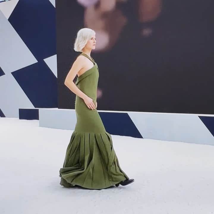 カロリーヌ・ド・メグレのインスタグラム：「Chanel Haute Couture today was so refined, so feminine and elegant. Bravo @virginieviard and the whole @chanelofficial team, it’s incredible 💘 #ChanelHauteCouture」