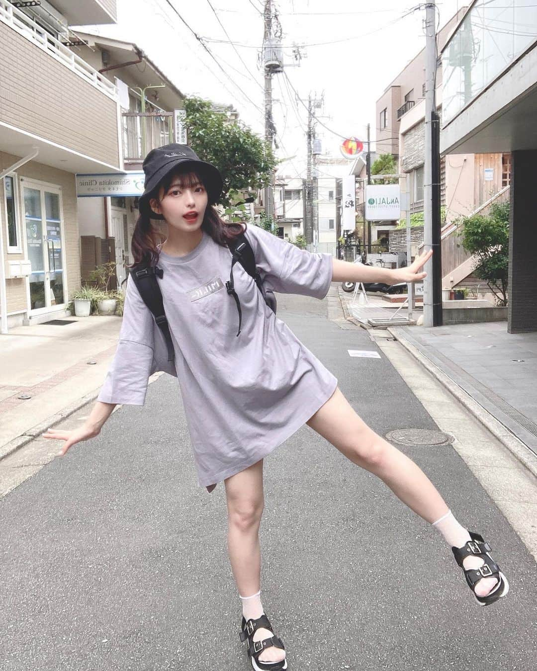 葉山かえでさんのインスタグラム写真 - (葉山かえでInstagram)「. . 下北沢でライブした日の私服コーデ✌︎✌︎ . . 可愛いのもかっこいいのもラフなのも 変幻自在に着こなせる人になりたい✌︎ . #ラフコーデ #カジュアルコーデ #オーバーサイズ #オーバーサイズtシャツ #ビッグシルエット #ユニセックス #ビッグt #オーバーサイズシャツ #milkfed #ゆるコーデ #ゆるカジュアル #バケットハット #バケハ女子 #バケハコーデ #バケハ #自撮り女子 #いいね返し #bendavis #ootd #ootdfashion #outfit #instafashion #likesforlike #selca #selfie #地下アイドル #アイドル #地下アイドル好きな人と繋がりたい #アイドル前髪 #暗髪カラー」7月5日 21時53分 - kae_de524