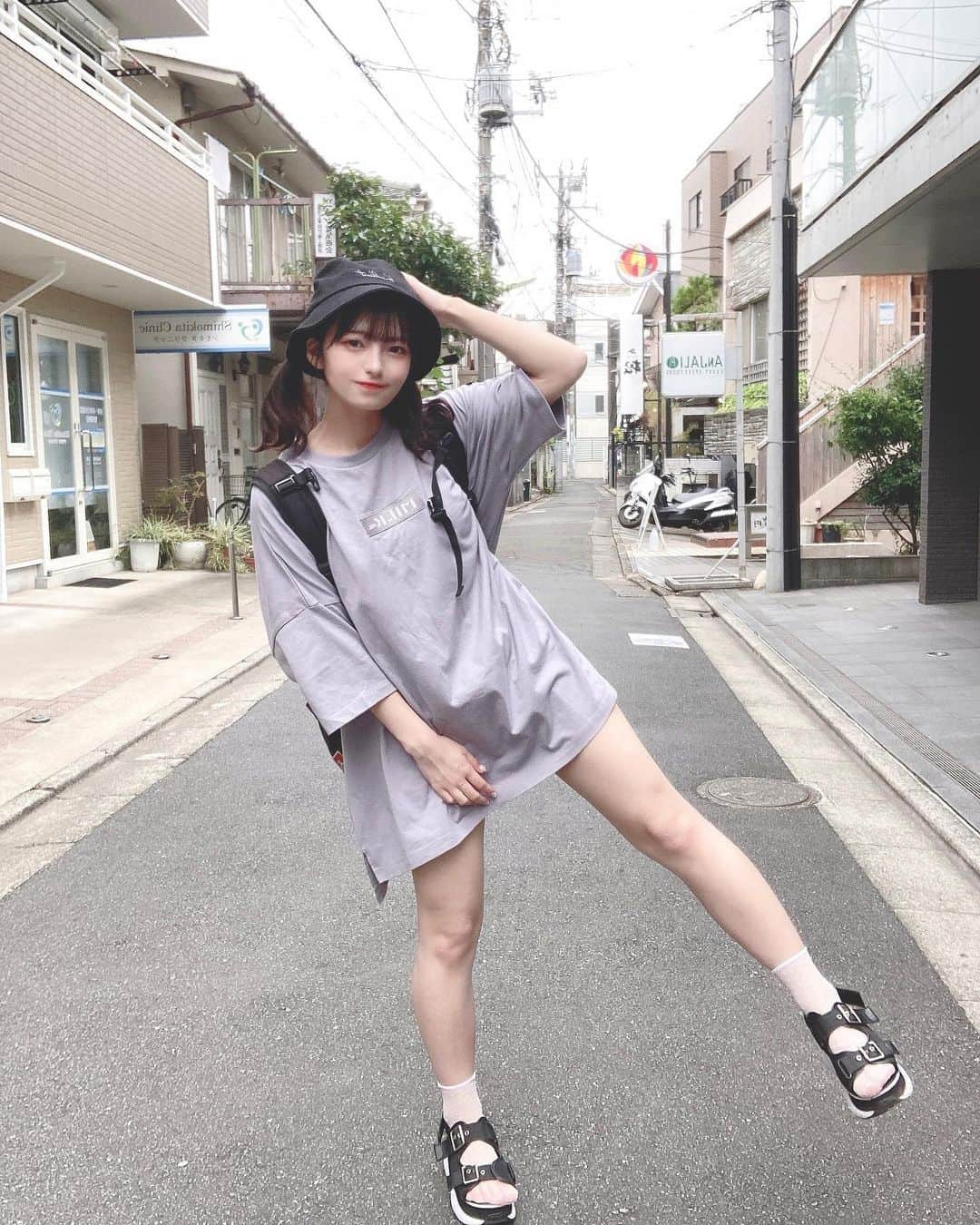 葉山かえでさんのインスタグラム写真 - (葉山かえでInstagram)「. . 下北沢でライブした日の私服コーデ✌︎✌︎ . . 可愛いのもかっこいいのもラフなのも 変幻自在に着こなせる人になりたい✌︎ . #ラフコーデ #カジュアルコーデ #オーバーサイズ #オーバーサイズtシャツ #ビッグシルエット #ユニセックス #ビッグt #オーバーサイズシャツ #milkfed #ゆるコーデ #ゆるカジュアル #バケットハット #バケハ女子 #バケハコーデ #バケハ #自撮り女子 #いいね返し #bendavis #ootd #ootdfashion #outfit #instafashion #likesforlike #selca #selfie #地下アイドル #アイドル #地下アイドル好きな人と繋がりたい #アイドル前髪 #暗髪カラー」7月5日 21時53分 - kae_de524