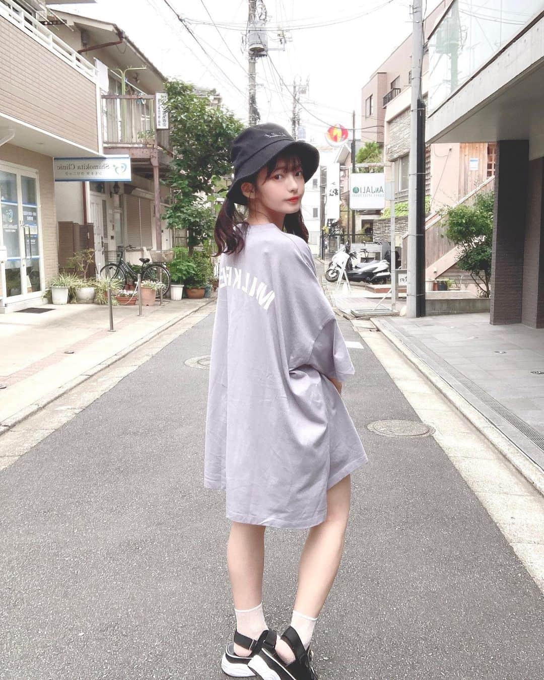 葉山かえでさんのインスタグラム写真 - (葉山かえでInstagram)「. . 下北沢でライブした日の私服コーデ✌︎✌︎ . . 可愛いのもかっこいいのもラフなのも 変幻自在に着こなせる人になりたい✌︎ . #ラフコーデ #カジュアルコーデ #オーバーサイズ #オーバーサイズtシャツ #ビッグシルエット #ユニセックス #ビッグt #オーバーサイズシャツ #milkfed #ゆるコーデ #ゆるカジュアル #バケットハット #バケハ女子 #バケハコーデ #バケハ #自撮り女子 #いいね返し #bendavis #ootd #ootdfashion #outfit #instafashion #likesforlike #selca #selfie #地下アイドル #アイドル #地下アイドル好きな人と繋がりたい #アイドル前髪 #暗髪カラー」7月5日 21時53分 - kae_de524