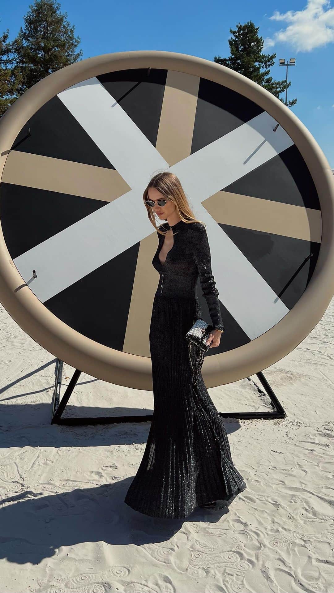 ペニーレ・タイスベックのインスタグラム：「Pretty hooked on floor-long- dresses this summer🖤 @chanelofficial」