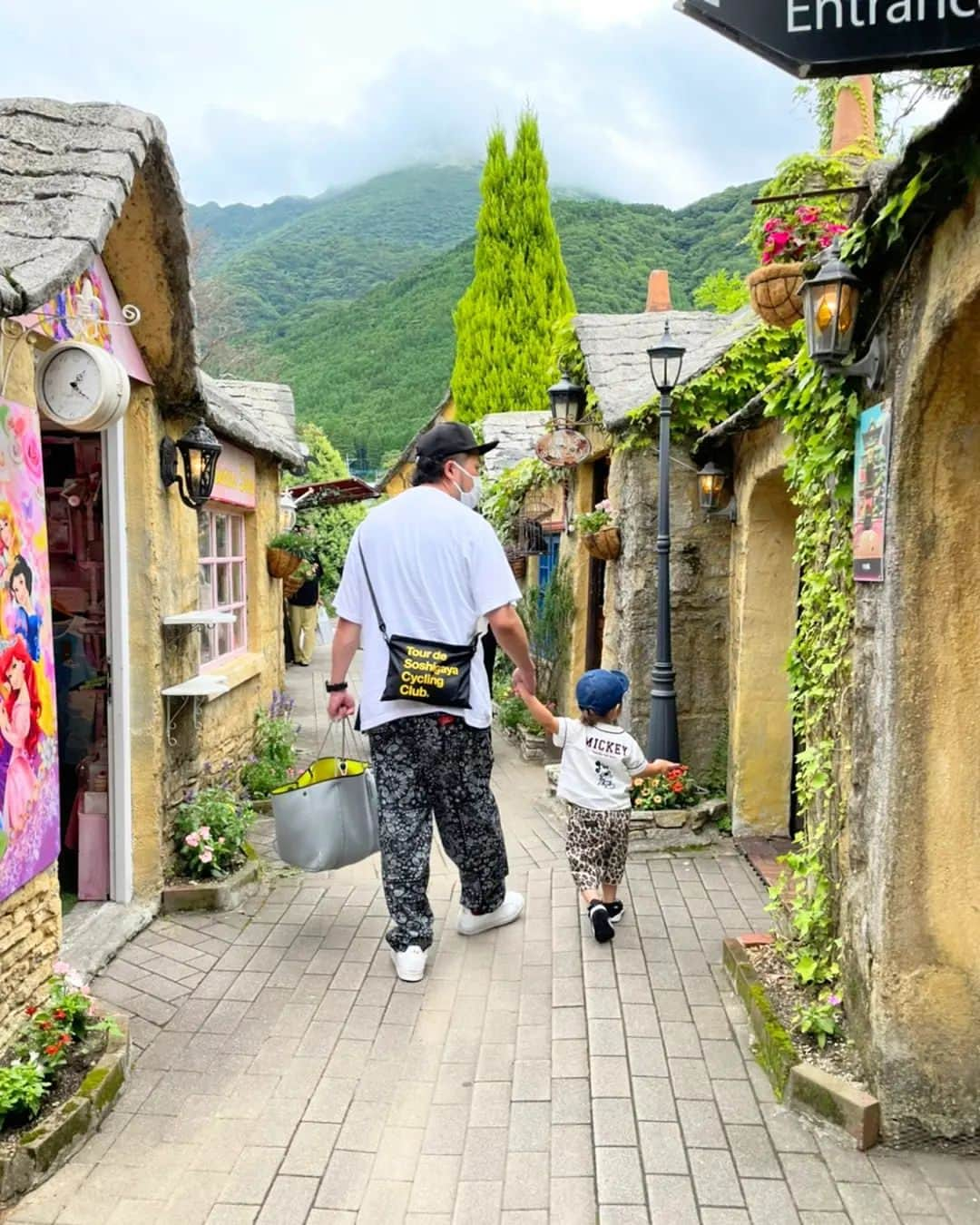 青木淳也のインスタグラム：「* * * コロナ禍に生まれた二人の子供たち。 初めて家族４人で旅行しました！ 僕の祖父母の墓参りをメインに。 やっと祖父母にひ孫を見せることができました。 天国から見てくれたと思います！ * 翌日行った湯布院で ウソみたいにイイ写真が撮れました！ * * #ブルーリバー #親子 #家族 #family #ママ #息子 #子供 #こども #子ども #child #children #親バカ #親バカ部 #パパ #新米パパ #親父 #お父さん #記念撮影 #picture #photo #親子写真 #母は偉大 #父も頑張る #子育て #お笑い芸人 #成長 #笑顔 #家族旅行 #湯布院 #感謝」