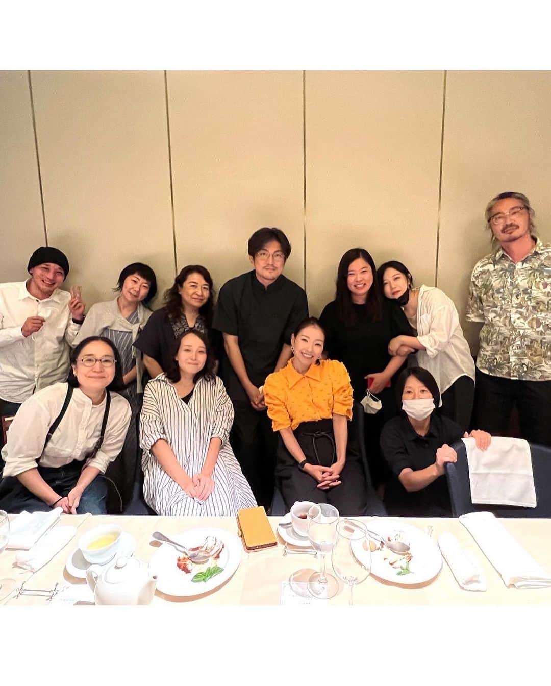 服部由紀子のインスタグラム：「behind the scenes  こんばんは、皆さん。 夢見心地の10日間を過ぎ、 今日で一旦、情熱大陸に出た時のお話はストップしようと思います。  ここまで来れた、元の日常に戻ろうと思います。  なので、最後に舞台裏をお見せしようかと。  きっと ずっと応援してくれていた人からすると私らしいなぁと、ちょっと笑うシーンも。  でも、今回の放送でファンになってくれた人は、 こうなっていたんだねって、 楽しんで頂けるかと。  よかったらスライドしてみてください！  •ついに放送されて、仲間と過ごしてるところ 感極まって大泣きしたところ  •直筆サイン、3回書き直した！  •記念に頂いた宝物のペン  •密着の裏側から撮った景色…  そして、 1番トップ写真は、 やはり情熱大陸に関わってくださった、 プロデューサー、ディレクターさん、カメラマンさん、編集さん。 先日、打ち上げをしてくださいました。  番組に対してとても真剣で、とても熱くて、優しい方々。  オファーを頂いた時に、 『最高にいいものにして見せますから！』 と力強く言ってくださった事を今でも覚えています。  ウェディングで私も新郎新婦に伝えている言葉。 魔法の力と支えになる言葉。  言い切って、人に寄り添う。  何の確信も無いのに、言い切る力。  そして、ありのままの人間同士が支え合う事の大切さ。  密着中の悩みや不安から、沢山救われました。  "自分の中で幸せではなかった" この経験があるからこそ、 幸せの空間をつくる事にこだわりがあって  1人でも多くの人の心に ずっと残って欲しいっていう 強い想いが私にはありました。  沢山の人に支えられて作られたこのドキュメンタリーを私はとても愛していて、誇りに思っています。  心から、関わってくださった全ての人に…  ありがとうございました！  @ceu.tokyo  @ceu_wedding   special thanks   中村さん　MBSプロデューサー 新津さん　プロデューサー 二宮さん プロデューサー  小野さん ディレクター  水上さん カメラマン ダグさん　カメラマン  宮島さん 編集 和田さん ディレクター　  キムさん 演出補 奥村さん 企画発案  本当にお世話になりました。」
