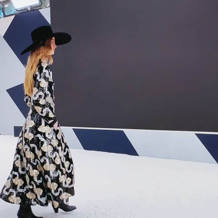 カロリーヌ・ド・メグレのインスタグラム：「Chanel Haute Couture 💘」