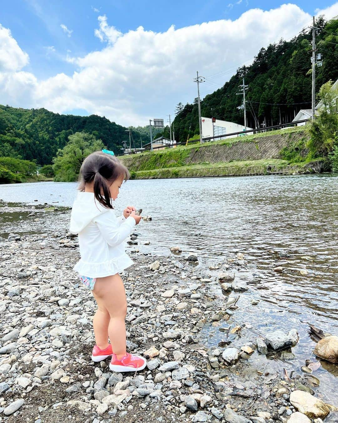 磯部奈央のインスタグラム：「川遊び🐠  ゴールデンウィークのお話ですが、お義母さんや義妹の家族たち、総勢10名で、京都の美山へ行ってきた思い出記事😊  娘は、この時の川遊びが相当楽しかったようで、今だにずーーーっと、「川遊びしたぁ😊」って話してくれます👧🏻  BBQ、シャボン玉、花火、天体観測、温泉、カラオケなど🎤盛りだくさんに楽しみました🤗  今年のお盆は、産後で私はどこにも行けなさそうだから、早めの夏休みを感じてました🤭☀️楽しかったなー！！  #時差投稿 #京都美山 #思い出 #川遊び #カラオケ」