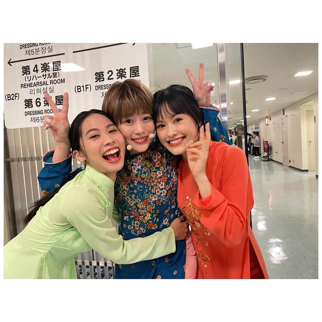 高畑充希のインスタグラム：「2人のおかげで本当に稽古が楽しい！ 2人とも違った輝きがあって、2人とも本当に素晴らしい🥹💎 それを目の当たりに出来るのと同時に、自分の個性も愛せるようになってきた！違うって素晴らしい！ いつもほんとにありがとう！  いよいよ今月末、幕が開きます、 楽しみだー😊😊  #ミスサイゴン2022  #全キム観てほしい笑  うたコンありがとうございました👏🏻」