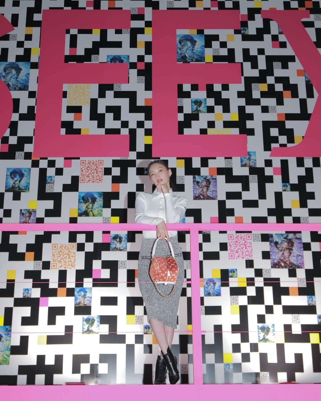 大政絢のインスタグラム：「ルイ・ヴィトンの展覧会「SEE LV」に一足先にお邪魔してきました🙌✨  ルイ・ヴィトンの160年の歴史やコレクションが一堂に！  最新クリエーションとの組み合わせも贅沢で素敵な空間が溢れていました。  東京ミッドタウン 芝生広場で 7⽉8⽇（金）〜 8⽉21⽇（日）まで開催🌞  @LOUISVUITTON #SEELV #LOUISVUITTON  #LVFashion」
