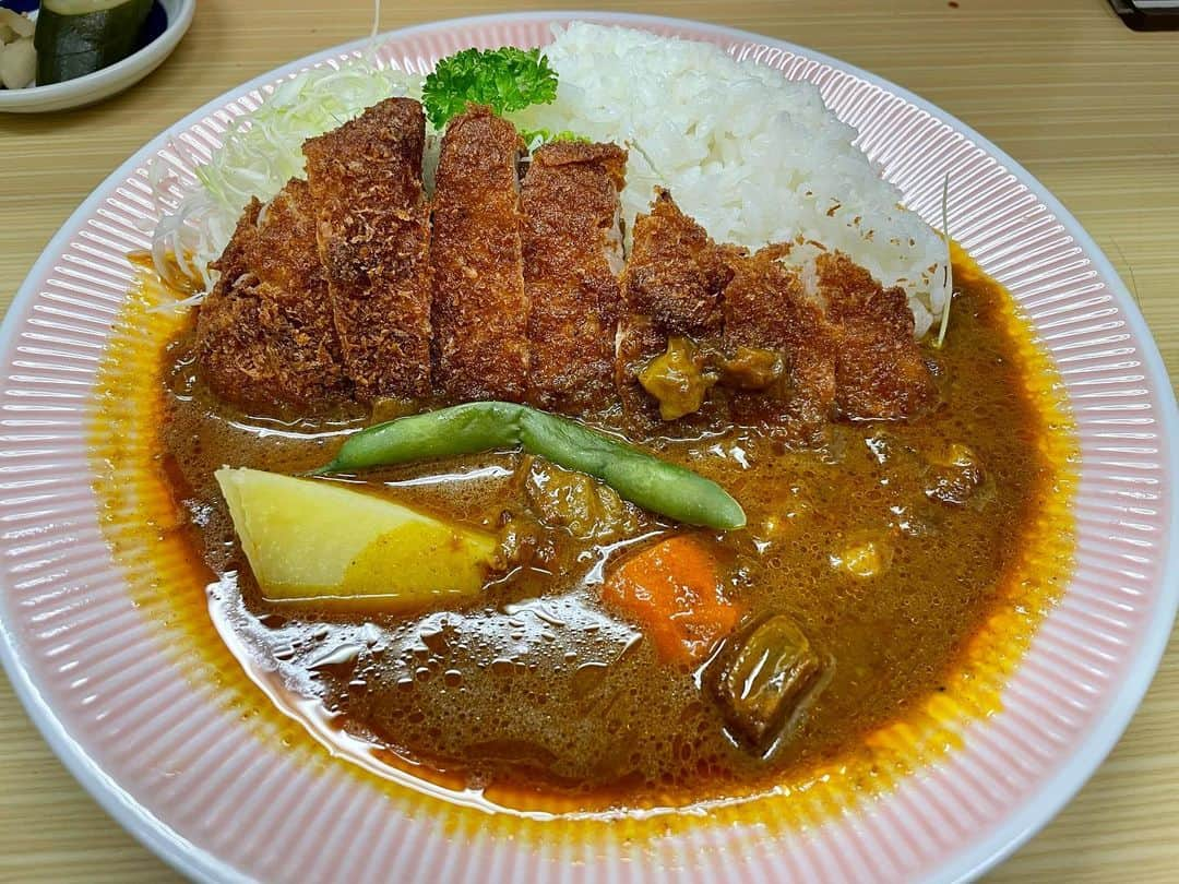 砂山圭大郎さんのインスタグラム写真 - (砂山圭大郎Instagram)「誕生日という節目を過ぎ、一番食べたいものを食べようと。  片道1時間かけて町田に行き、 【リッチなカレーの店 アサノ】 9ヶ月ぶり2度目の訪問。  店構えは何一つリッチではないですが、味はリッチの看板に偽りなし。  「リッチなカツカレー」 アサノ以前と、アサノ以後でカツカレーが変わります。わかって食べても想像を超えて来ます。 #カレー #カツカレー」7月5日 22時53分 - keitaro_sunayama