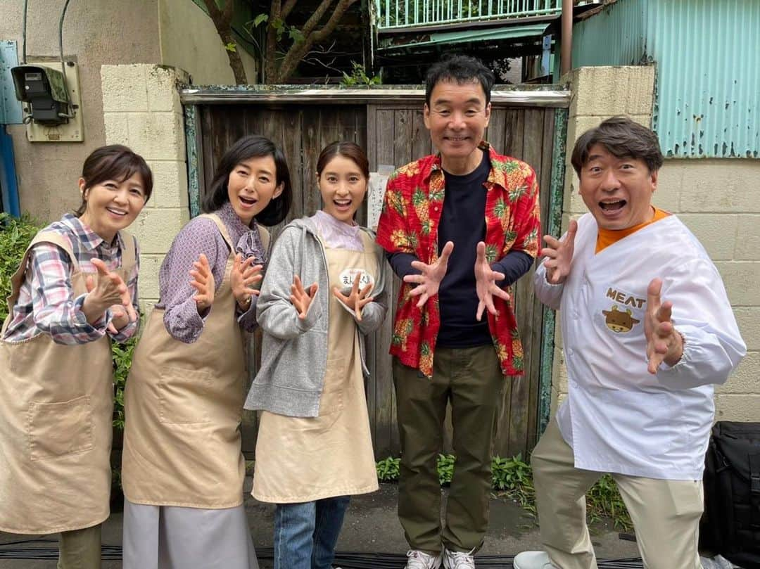 土屋太鳳さんのインスタグラム写真 - (土屋太鳳Instagram)「台風は大丈夫でしょうか？ 私は朝から撮影に参加していますが、 やっぱり空の色を見ていると 遠くに台風がいるのを感じます 近い地域や進路上の地域、 そして最近揺れの影響を受けた地域では 夜になると心配が増えると思うので どうかどうかお気をつけてください🙏🙏🙏 判断や動くタイミングなど難しいと思うのですが 情報に気をつけながら 安全な夜を過ごしてくださいね🙏🙏🙏 . 撮影に入ると 毎回難しさを痛感しますが、 でも やっぱり仕事で出会えることって 本当に本当にたくさんあって、 しあわせと同じで 仕事の中に潜んでいる出会いや成長のスイッチを いかに見つけられるかが大事なんだなと 最近すごく実感します😌✨✨ 見えなかったんじゃなくて 見ようとしてなかったことが たくさんあったのかなぁとか 気づかせてくれる人たちに出会えるって 人生の宝物なんだなと改めて感じたのが #木10「 #やんごとなき一族 」の撮影でした🎥 . 一つお詫びがあるのですが 今週の木曜日までに終わると書いた振り返り、 もう少しかかりそうです💦 いや、出来なくもないのですが すんごくたくさん通知を鳴らしちゃうので💦💦💦 読んでくださる方々、 観てくださった方々のロスが もう終わっちゃったよ？👀なタイミングでも 載せてしまうかもしれませんが せっかく素敵な現場だったし マネージャーさんが心を込めて撮ってくれたので お付き合いいただけたら嬉しいです🙏💦✨ . 写真は、朝は動画で送った #まんぷくヤー！✨✨✨ . 一話から本当にいろいろな節目に登場し 支えられたり気付かされたりしてきた #まんぷく屋。 #ダチョウ倶楽部 さん演じる常連さんは まさにもう一つの家族でした☺️ . #肥後克広 さんは 商店街の取りまとめとして頼もしいロクさん、 #寺門ジモン さんは 盛り上げつつ大事な時はビシッと締める源さん、　 #上島竜兵 さんは 通りがかりに商店街のピンチを察して みんなを救ってくれつつも 『もつ煮』は熱がってしまう優しい八さん。 商店街の契約書にはサインも🖊 . その真ん中にいつもいる あったかくて素敵なお母さん、 #石野真子 さん演じる  #篠原良恵 さん、 そして 新しいまんぷく屋のスター、 #木村多江 さん演じる #深山久美 さん✨ おかあさんが二人も集合するなんて 八さんが「聞いてないよー！💦」と言いそう💡　 . 深山のおかあさんが 本当にまんぷく屋の新メンバーになったら、 名物の『もつ煮』に クルトンが乗っかるかもしれません🤔 意外に合いそうです🍞💡」7月5日 23時00分 - taotsuchiya_official