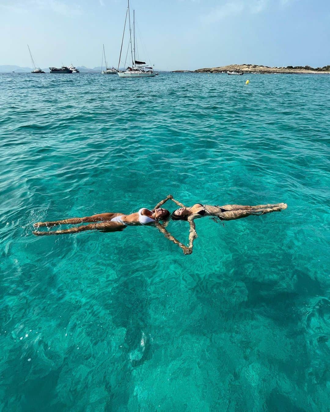 Alexandra M Rodriguezのインスタグラム：「Absorbing the healing power of this magical island ✨ Ibiza ✨  Healing energy only 🫶🏼🤍✨ #HappyGirlSummer 🌊  @khloe x @alexandrarodriguez__ 👯‍♀️」
