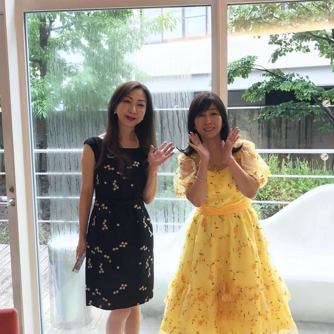 岡村孝子のインスタグラム：「今日は「まつもと市民芸術館」でトークイベントでした。  西本淑子さんとの楽しいおしゃべりで、あっという間に時間が過ぎて行きました✨  実はこのトークイベント、3年前に行われる予定でしたが、病気になり中止。  とても残念に思っていましたが、退院後に改めてお話を頂き3年越しに実現しました！！  信濃毎日新聞の皆様、ありがとうございました☺️  会場に足を運んで下さったみなさん、笑顔の素敵な司会の佐藤栄美子さん、 ありがとうございました🍀  昨夜、お宿の外から見た景色はとても幻想的でした〜。  素敵なところ✨  day1071」