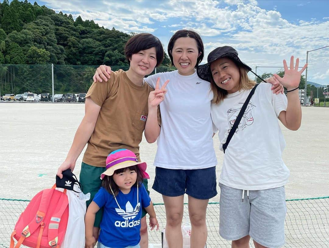 大田昭子さんのインスタグラム写真 - (大田昭子Instagram)「. 時差更新  社会人大会九州予選🏑 優勝しました🥇  久しぶりの試合でフル出場はしんどかった… けど楽しかった〜  お久しぶりの人たちにたくさん会えました☺️  #鹿児島クラブ #足攣るかと思った#ギリセーフ #去年は#同じチームやった#眞鍋さん #まさかの#今年は#対戦相手 #あやねと#2ショット #次戦うのは#国体予選 #写真の時だけマスク外してます」7月5日 23時40分 - akko915