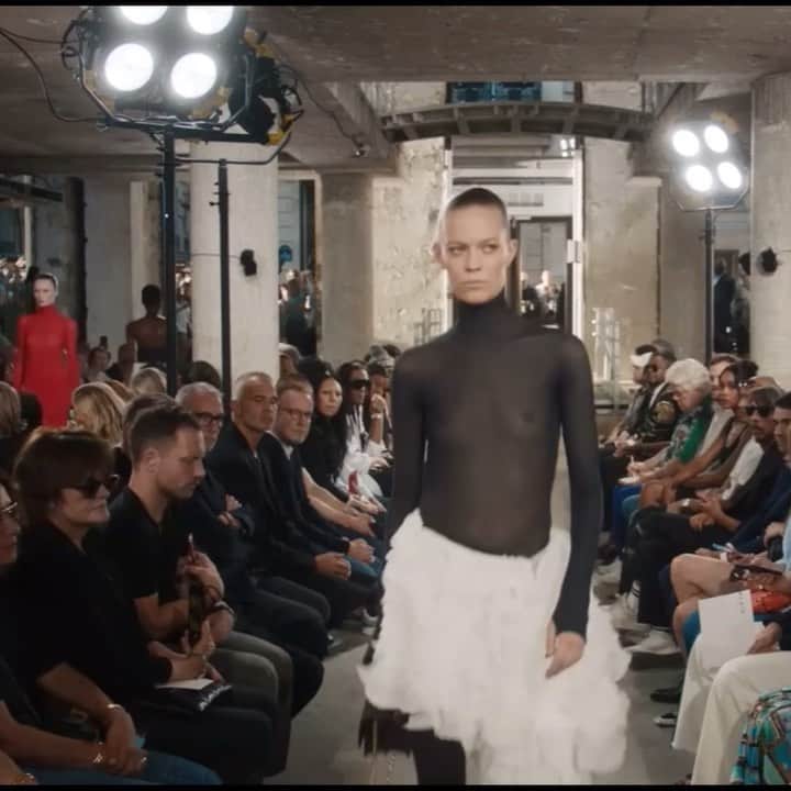 Lexi Bolingのインスタグラム：「🖤 @maisonalaia @pieter_mulier」