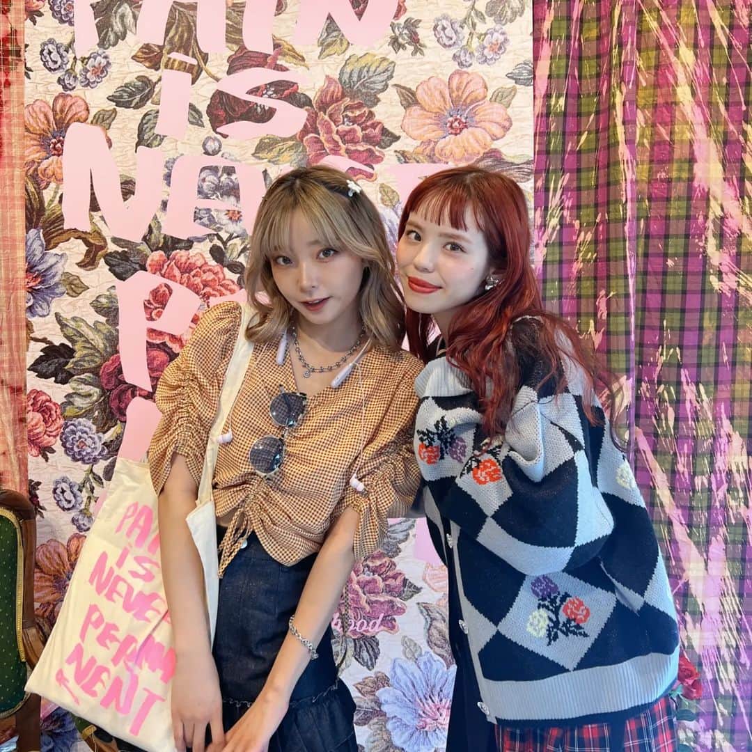 mam（まむ）のインスタグラム：「丸一日、大好きな人と楽しい会に溢れた日❣  瀬戸ちゃまの展示会へGO♥️ 秋物めちゃかわゆかった…🙇🏻‍♀️🙇🏻‍♀️  からの、事務所の交流会で事務所の若い子たちと、マネージャーさん含めて夏らしくBBQ！！🙇🏻‍♀️ 初めてちゃんと後輩ちゃんたちと話す機会があってちょー楽しかった！🥺 交流会ってすごいいいね、と、コミュ障mamは思いました🤯  からの夜は瑛茉のドーナツ屋さんにGO！！🙇🏻‍♀️♥️ 黒ごまドーナツで、案の定手を汚しましたが私、しっかり除菌シート持ってたので危険回避🙇🏻‍♀️💞美味しすぎて、ドーナツなのに全然罪悪感ない軽い食べ心地だった！！🤯」