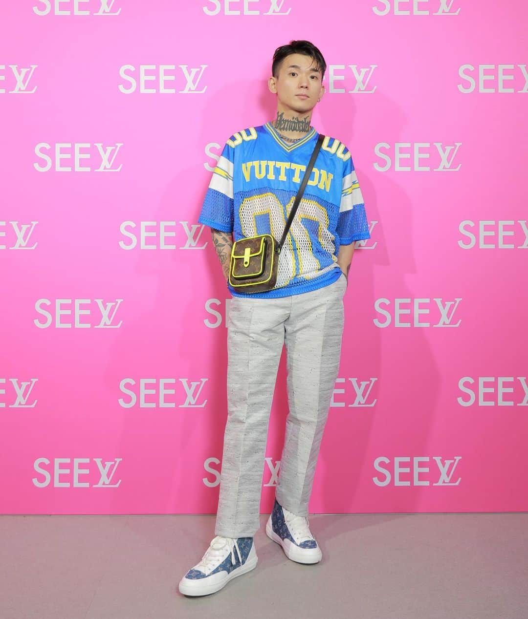 カワグチジンのインスタグラム：「@louisvuitton  #louisvuitton  #SEELV  こういったラグジュアリーブランドのイベントの当日の会場に行くときは 慣れ親しんでいない美容室に踏み入れる時の緊張感と少し似ている。  そこら中に国民的アイドルや歌舞伎役者や紅白歌手やスーパーモデル達が勢揃いしている。 そして会場には、村一つなら滅ぼせるくらいの人数のブランド関係者、セキュリティやプレスの人達が待ち構えている。  荘厳な雰囲気である。  とはいえこちらも5年以上こういった現場を乗り越えてきた僕である。自慢ではないがそれなりに浅く顔も広く社交性も一人前では無いが持ってなくもない。  「えー！やばーい！痩せた？えー超カバン可愛いねー！元気〜？今度ご飯行こ〜！またね！ハーイ✨」  15秒のこの高速のやり取りを40回見ることもある。  ちなみにこのような会話をしたモデルやインフルエンサー達が実際に食事に行ったことは一度も無い。(偏見)  でもこれは次々と現場を乗り越えていくことで身につくブランドのパーティーを乗り切る技なのかもしれない。  その中で僕のようなゴロツキのような見た目の奴は格式高いラグジュアリーオブラグジュアリーのパーティーやイベントには珍しい。例えるなら孔雀や白馬など美しい生き物達の中に陸に打ち上げられたブヨブヨの深海魚が紛れ込んでいるのである。  陸で呼吸も出来ない打ち上げられたブヨブヨの深海魚は  「えー！やばーい！痩せた？えー超カバン可愛いねー！元気〜？今度ご飯行こ〜！またね！ハーイ✨」  と声すらもかけられない。これもなかなか乙なものである。  親指の爪くらいのサイズのコロコロのちっちゃい飯をバクバク食べてフルートグラスに入った炭酸水をガブ飲みして帰宅。  いい展示でした。  ルイ･ヴィトンが、メゾンの160余年におよぶ歴史を巡る旅へと誘う「SEE LV」展を、7月8日から8月21日の期間、東京ミッドタウン 芝生広場にて開催する。  fin.」