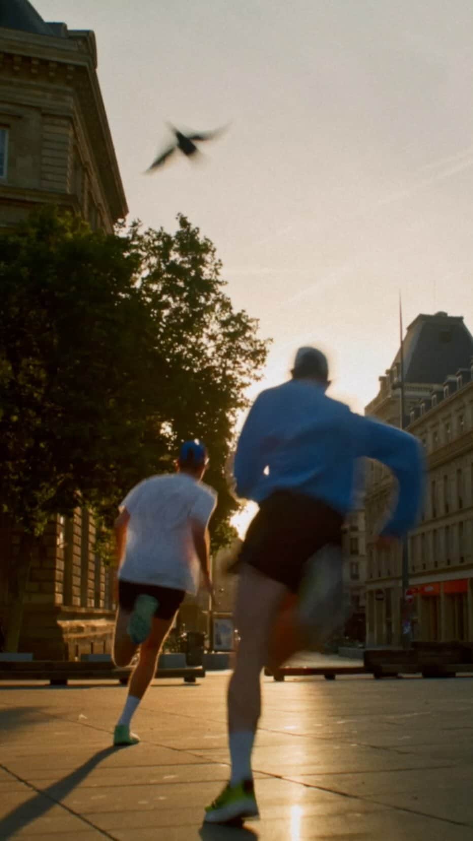 OAKLEYのインスタグラム：「The Parisian collective Jolie Foulée (“Nice Stride” in French) defines itself as a crew of Untalented Runners. Some of them train, some of them don't. They all love to have fun and party. But above all, by running, they go beyond their limits and explore new horizons. Freedom is the motto - who dares to say that running is "the most boring sport in the world"? @joliefoulee #resubzero #BeWhoYouAre」
