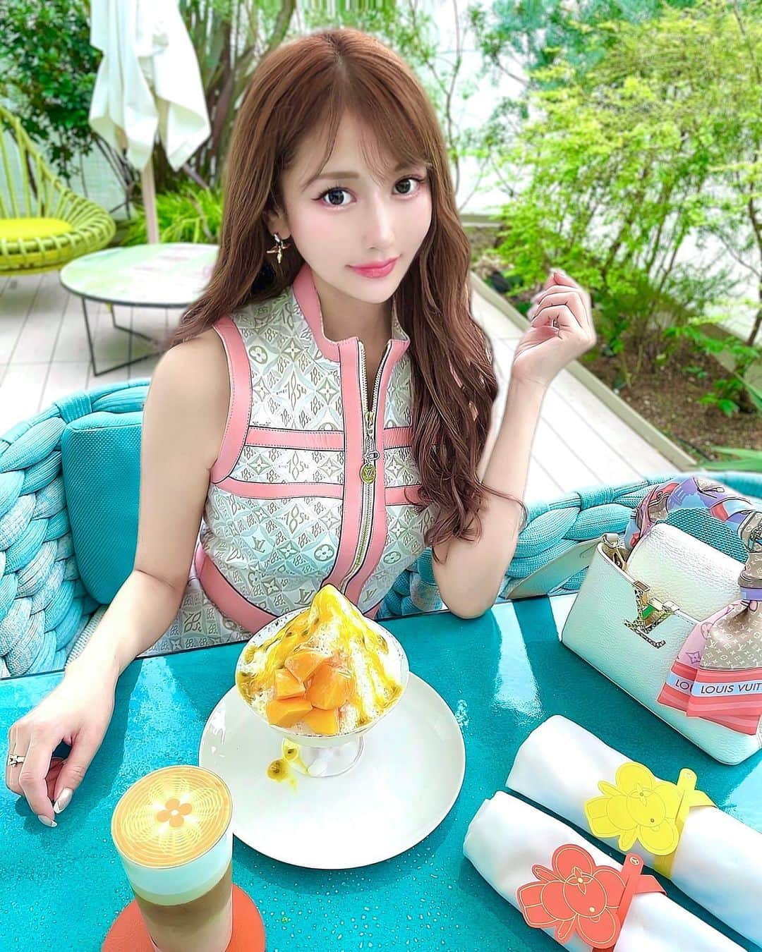 AIKAさんのインスタグラム写真 - (AIKAInstagram)「.  📍𝙇𝙀 𝘾𝘼𝙁𝙀 𝙑𓂃🌴💛🧡  今回はテラス席にしたよ🫠  夏メニューで マンゴーかき氷を注文🥭  練乳とパッションフルーツ ソースかけて食べるやつ🤤  . #lecafev #louisvuitton #lvdress #ルイヴィトン #ルイヴィトンカフェ #大阪カフェ #大阪グルメ」7月6日 1時23分 - aikaaa1110