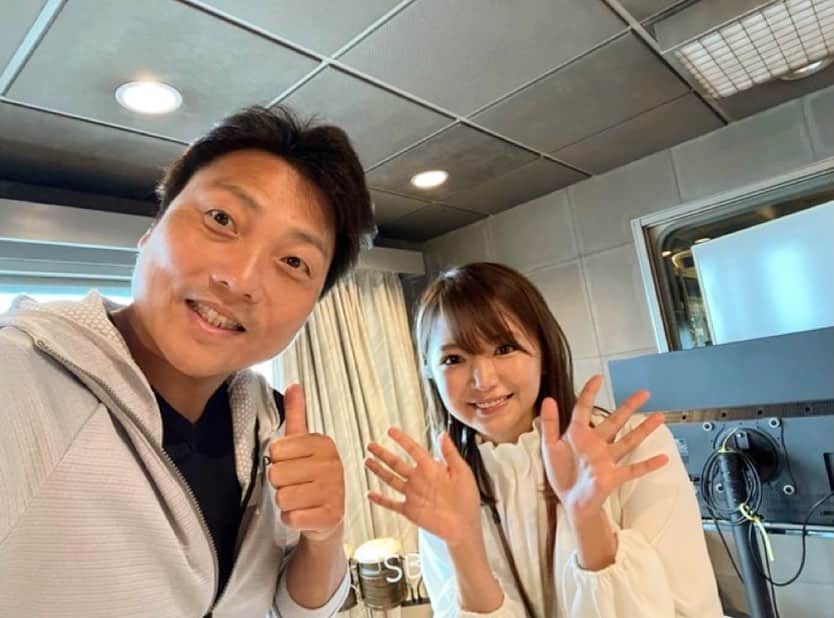 内山絵里加のインスタグラム：「・ ・ まちがいなく、コロナ禍で 1番笑わせてくださった サバンナ八木さん。 私の写真フォルダには 落ち込んだ時に見る用の動画が いくつもあります🕺🇧🇷 本当に、感謝でいっぱいです。 ・ 火曜日はSBS女子アナ1おもろい！ 関西出身重長智子アナウンサーと 八木さんのコンビ誕生です✨ わくわくっ 思い切り笑える午後を 届けてくれるはずですよ❤︎ ・ このあと、重長アナが インスタライブに遊びにきてくれるそうです👱🏻‍♀️🤍 きょうも午後1時から3時間、お付き合いください𓂃 𓈒𓏸◌‬ ・ #ふくわうち #火曜日 #サバンナ八木 #重長智子アナ  #内山絵里加」