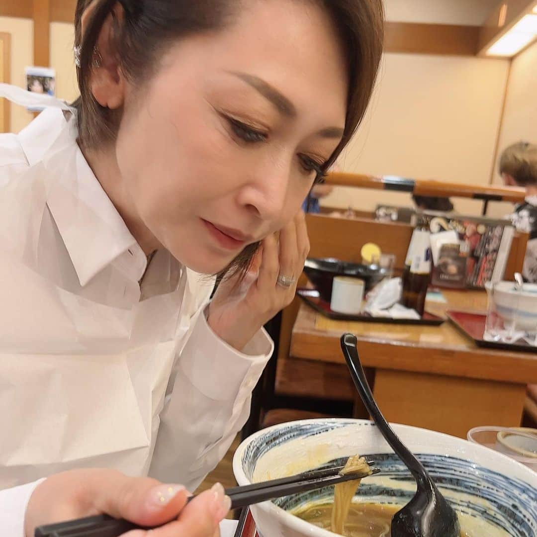 三原じゅん子のインスタグラム：「久しぶりに、ゆっくり横須賀モアーズのお蕎麦屋でお昼ご飯😊  やっぱり蕎麦か❗️笑  #三原じゅん子 #蕎麦好き #横須賀モアーズ #横須賀モアーズ8階で期日前投票できます #期日前投票に行こう #えんぴつもったら三原じゅん子 #神奈川選挙区 #参院選2022」