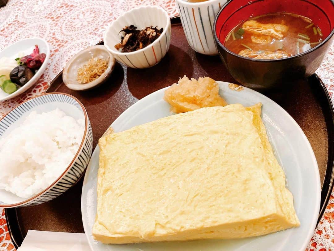 石谷春貴のインスタグラム：「美味しかった回顧録㉘  赤坂『やげんぼり』 ランチ『八坂』  「とにかくうまくてデカい卵焼きを食べたい」と思ったことはありませんか？  ここなら食べられます。  どこかランチでおすすめないですかー？と聞いた時マネージャーさんに教えてもらい、ずっと行ける機会をうかがっていたお店。  仕事が早めに落ち着き、11時半のランチ開店と同時に行ける！と思って行ってみると、もう並んでおりまして…人気店すごい。 お店も純和風の雰囲気でとても良いですね。カウンターのような席に通されてメニューをみると、ランチの名前が漢字…! かっけえ、と思ってしまう私はBLEACHが好き(完全詠唱黒棺とか最高)。  最初からお漬物などは用意されていて色も華やかです。お店の方の包丁捌きを眺めていると、間を置かずにおひつと赤だしの味噌汁、そしてメインの卵焼きが到着、って想像よりかなり大きかった。  これは食べ切れるか？と箸をつけてみると、これがもうぷっるぷるで初めての感覚。口に運ぶと優しいお出汁がじゅっわ〜と溢れて、やはりぷるぷるの優しいお味…大根おろしを乗せると味がきゅっと締まります。  それぞれご飯のお供も大活躍。季節の漬物とちりめん山椒、赤だしの味噌汁もこういうのでいいんだよ、と日本人の古き良き食事を思い出させてくれます。ご飯をおひつからセルフでよそう(九州ではつぐ、という)のも、なんだかほんわかしてしまったなぁ。  見た目のこのボリュームにしてはお腹はまだまだ余裕ある感じ。女性の方もいらっしゃり、そんなに食べれないよーって人でも食べ切れる丁度いい量なのではないでしょうか。 (ちなみに僕はこの後、食後のコーヒー＋スイーツを探しに行きました)  丁寧な仕事ぶりが見えるランチでしたね。和食うまい！ 我らが宮崎の郷土料理、冷や汁に似た冷し胡麻汁なるものも期間限定であるそうなので、これも食べなければと思っている石谷なのでした。  #美味しかった回顧録 #石谷春貴」