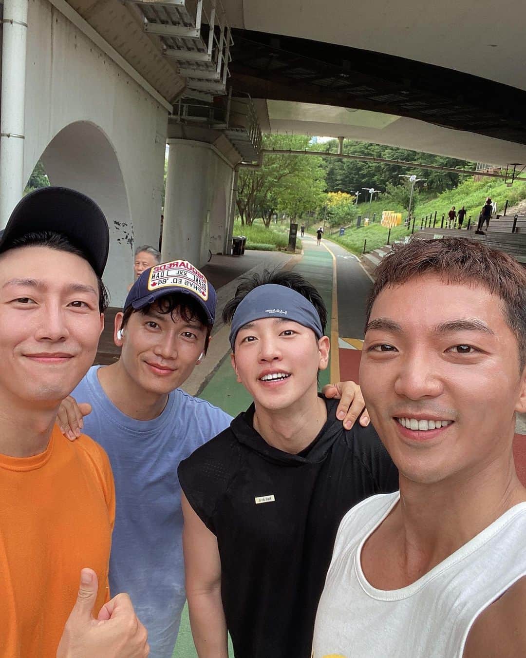 チソンのインスタグラム：「#runtist 오랜만이야~ ❤️」