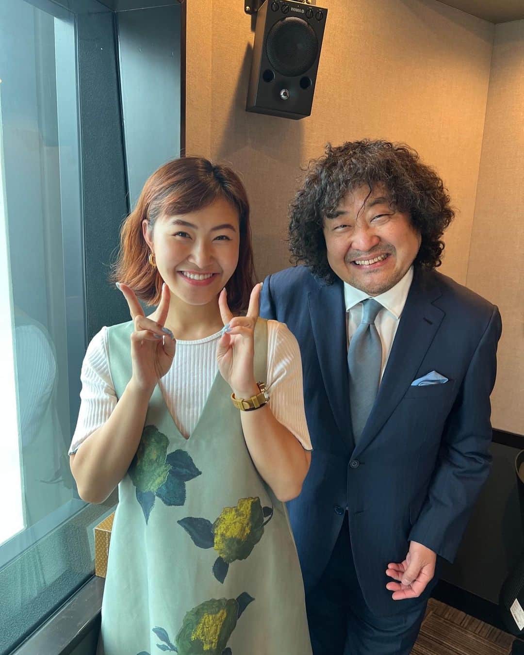 村上佳菜子のインスタグラム：「. お姉ちゃんがCDを沢山聴いていて 私もその影響で、大好きな葉加瀬太郎さんと ラジオでご一緒させて頂きました❤️  滅多に家族に写真送ったりなどしない私ですが、 今回ばかりは、終わってすぐお姉ちゃんに LINEしました😂 お姉ちゃんも大喜びです！！  またお会いできるといいなと思いました！！  放送日はまたお知らせしますわん🫶🏻🌼 . . . #葉加瀬太郎 さん #村上佳菜子 #フィギュアスケーター #ラジオ」