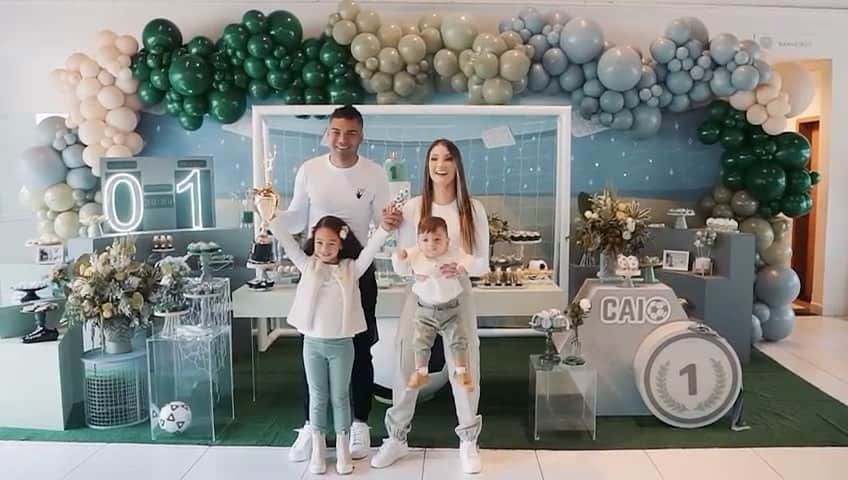 アナ・マリア・カゼミーロのインスタグラム：「🏟⚽️1 ano do Caio👦🏻💚」