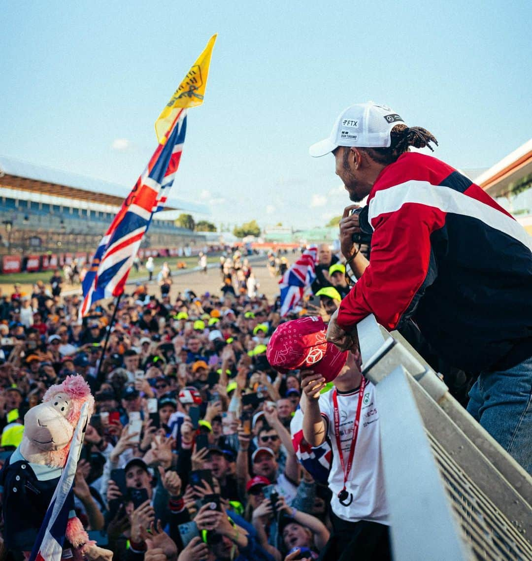 ルイス・ハミルトンさんのインスタグラム写真 - (ルイス・ハミルトンInstagram)「P3 in front of the home crowd. I was chasing that win and came close, it feels good to be back in this fight. What a drive for @carlossainz55, congrats on that first win. Only happens once, enjoy it. Thank you to my team and thank you ALWAYS to the fans. You keep me motivated. There’s really NO place like home 🇬🇧❤️‍🔥」7月6日 3時59分 - lewishamilton