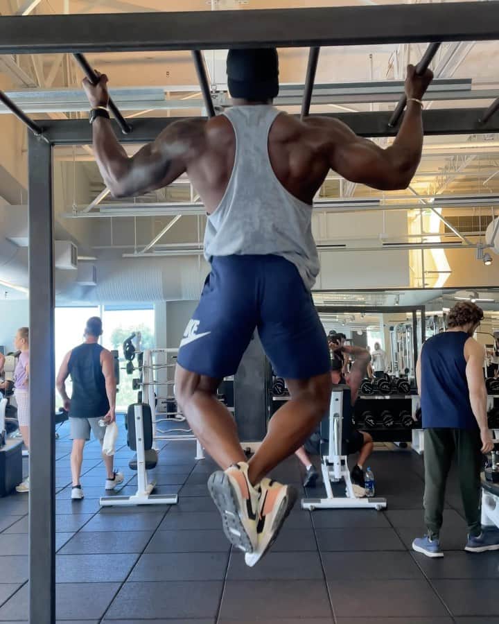 Simeon Pandaのインスタグラム：「Back day, wide grip pull ups to start, let’s go!」