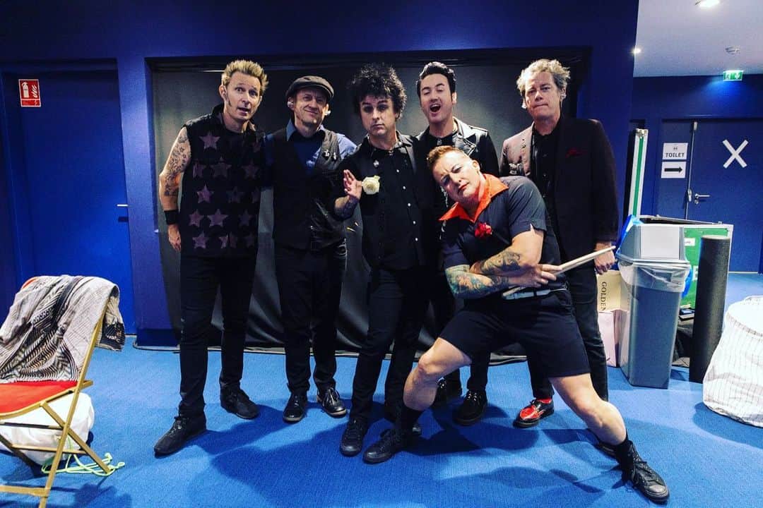 マイク・ダーントのインスタグラム：「Still in awe of the amazing European and UK run of @GreenDay and @hellamegatour  We had an incredible time and you all made it worth the wait!  Our crew worked so hard and we’re exceptional in every way, just like our fans!  Thank you everybody involved with the shows, from the caterers , promoters, bands and managers , to the local crews, bus/ truck drivers and the lot!!!  and mostly, thank you everybody for your patience through these last few crazy years!  it felt so good to see all your faces, and was definitely worth the wait!!!  💥🎶🤘 #celebrate 🥂」