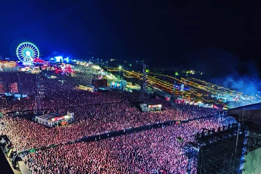 マイク・ダーントさんのインスタグラム写真 - (マイク・ダーントInstagram)「Still in awe of the amazing European and UK run of @GreenDay and @hellamegatour  We had an incredible time and you all made it worth the wait!  Our crew worked so hard and we’re exceptional in every way, just like our fans!  Thank you everybody involved with the shows, from the caterers , promoters, bands and managers , to the local crews, bus/ truck drivers and the lot!!!  and mostly, thank you everybody for your patience through these last few crazy years!  it felt so good to see all your faces, and was definitely worth the wait!!!  💥🎶🤘 #celebrate 🥂」7月6日 4時55分 - mikedirnt