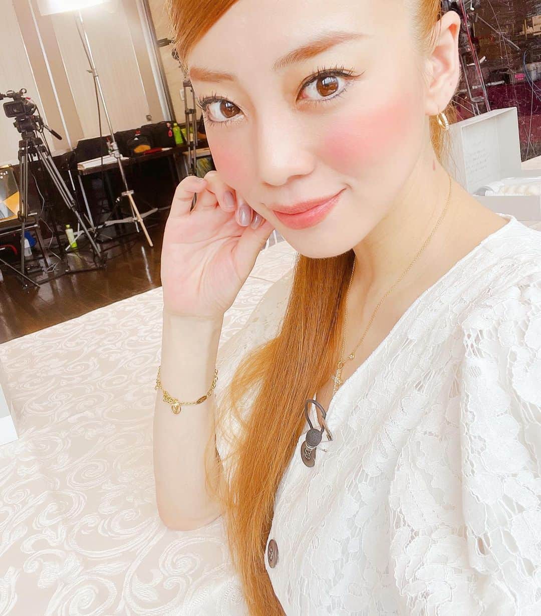 あびる優のインスタグラム：「新しいヘアカラーどう。、？？🤭  ヘアカラーイメチェンよりチークの濃さが注目をあびるさんだったわ😅🤪🫣  この場をお借りして、 たくさんのメッセージDM..etc..🎂🥂 ありがとうございます😊🍀  #gm#make#makeup#newhair#newhaircolor#hair#hairmake#hairstyle#selfie#video #メイク#メイクアップ＃ヘア#ヘアカラー#チーク#おてもやん#笑#gm#😊#❤️」