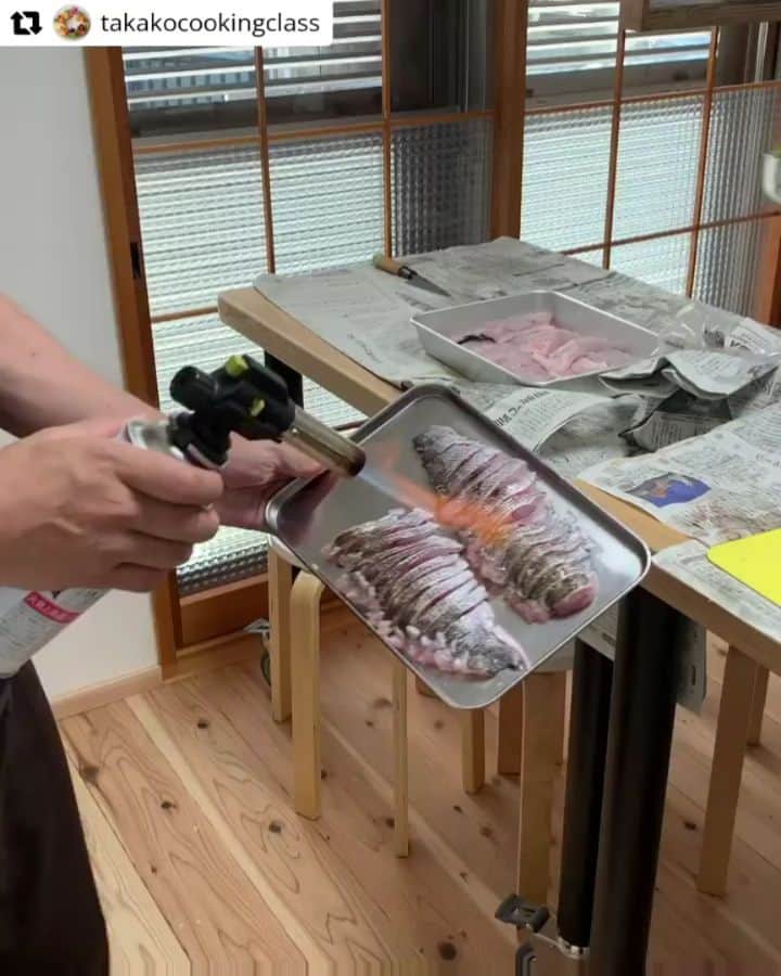 のインスタグラム：「こんな本格レッスンも🐟🔥 #Repost @takakocookingclass with @let.repost  • • • • • • . 京都魚の会  半年ぶりの魚の会は 旬のスズキ、イサギ、 タコを皆さんと捌いて スズキの洗い イサギの炙り 茹でタコの刺身 イサギのグリル タコのガーリックライス スズキのレモングラス蒸しを 京都伏見の中畝酒店店主の お魚に合う 選りすぐりの白ワインと日本酒で 楽しみました。 吸うだけで酔う 恒例となったハス酒は いつも通り大盛り上がり たくさんの カメラマンたちに囲まれて ハスに注がれた日本酒を いただきました🪷 どのお魚も味わい深いですが、 やはり半夏生ともあって タコがおいしくて 大人気でした。  まだ夏が始まっただばかりなのに 京都は38度と 殺人的な暑さ 次は少し涼しくなった頃に お会いできたらと 思います。  養生塾の小田さん そしてご参加の皆さま ありがとうございました。 次回もどうぞよろしく お願いします。  #京都 #魚料理 #おもてなし #料理好きな人と繋がりたい  #魚好きな人と繋がりたい  #japanesefood」