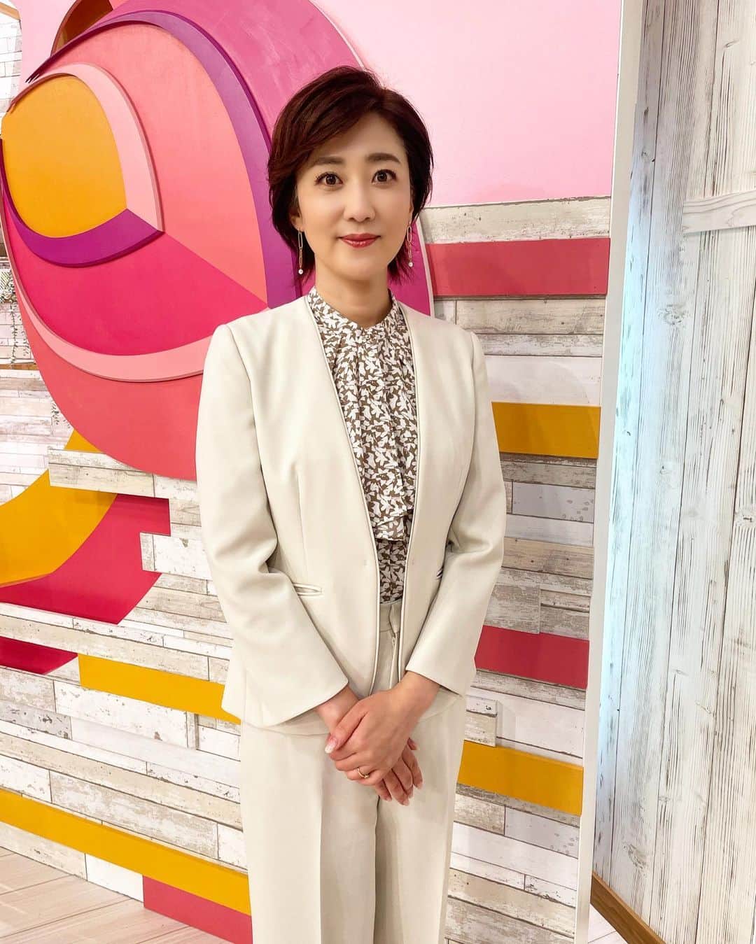 のインスタグラム：「ホークスは3連勝。良い感じですね！昨日の衣装でした。  今日は東明館高校、神野元基校長をコメンテーターにお迎えして「タダイマ！」お送りします。」