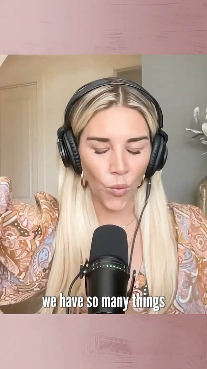 エリン・アンドリューズのインスタグラム：「Have you checked out our latest episode with @reneepaquette??? Love her and your will too @calmdownpodcast @charissajthompson」