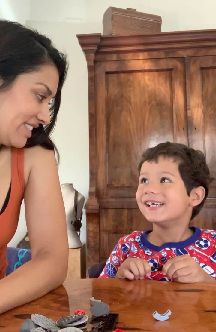 ジャニナ・ガヴァンカーのインスタグラム：「This 3 year of clip of a video of my nephew putting together Iden’s Lego set. 🫣」