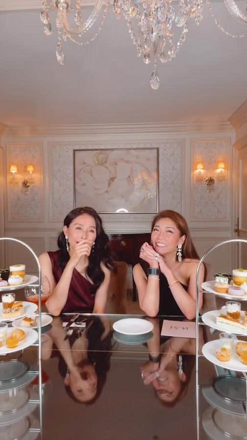Taki Tanakaのインスタグラム：「#N21afternoontea を開催中の#ザリッツカールトン大阪 にて彩さんとインスタライブ。 36Fにあるザリッツカールトンスイート #SalondeTaki にて。 ゴージャスなムードにぴったりな#N21 ワンショルダードレスをふたりカラー違いで着ました。  #杉本彩 @sugimoto_aya0719  #AyaTaki Live  @tanakataki  #izastagram」