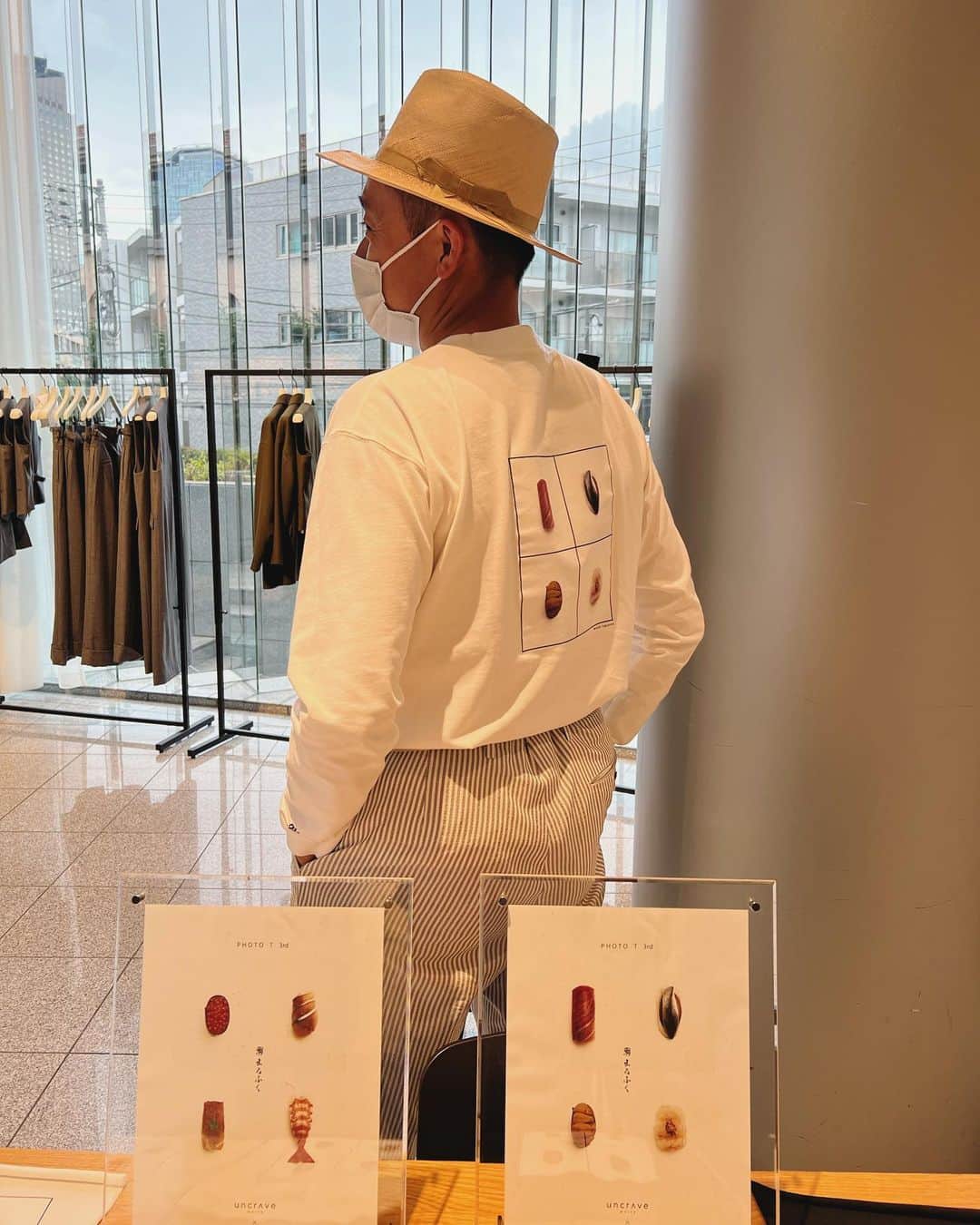 畑野ひろ子のインスタグラム：「@uncrave_official 展示会で、長山さんにも久しぶりにお会い出来ました！ @uncrave_official ✖️ @kazuki_nagayama さんのコラボTシャツ👕 今回は、お寿司🍣😆  @taekohigashihara ちゃんの携帯ケースも、お寿司いっぱいデザインだったから、一緒に📷」