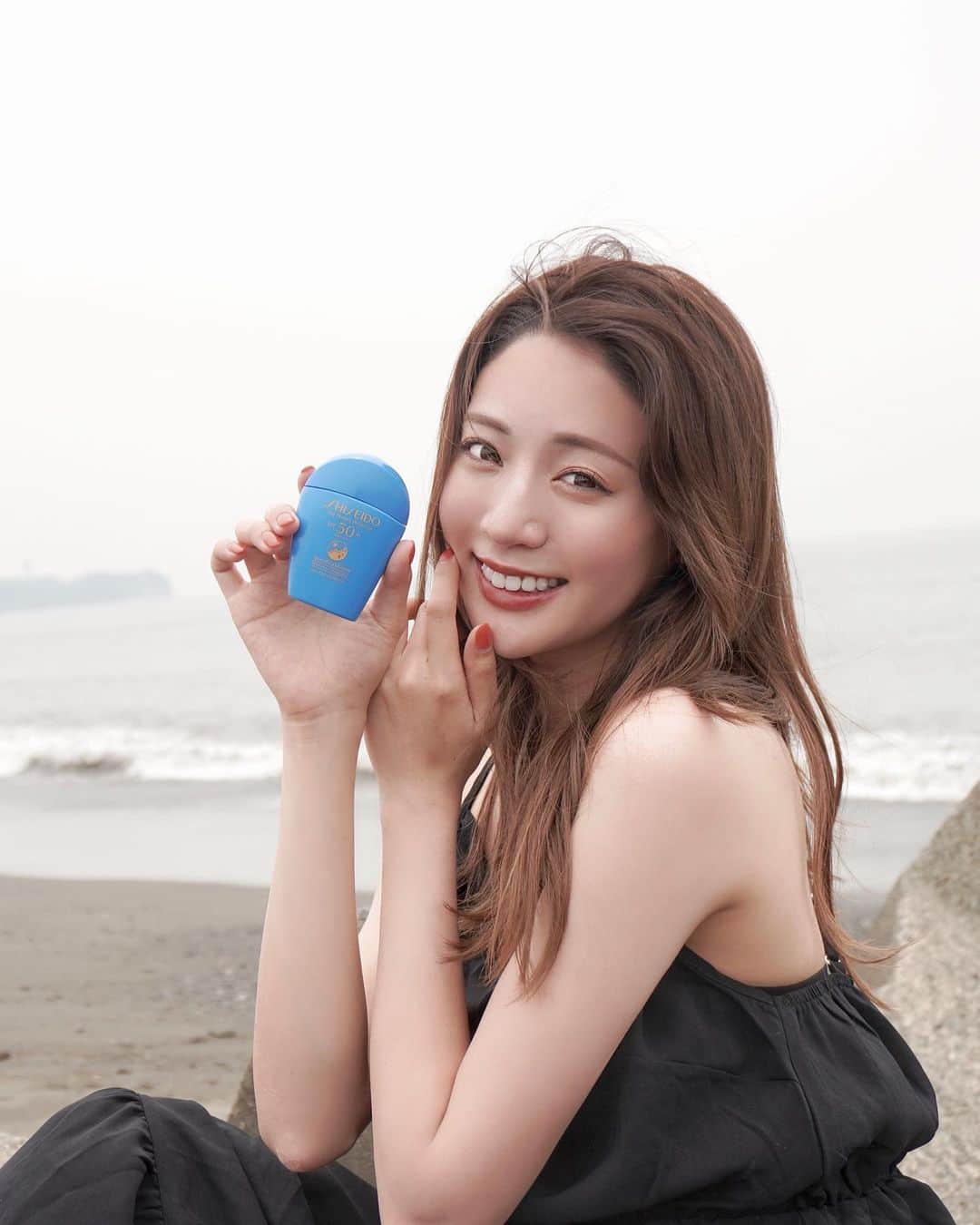 志田友美（ゆうみん）のインスタグラム：「🌈 . ㅤㅤㅤㅤㅤㅤㅤㅤㅤㅤㅤㅤㅤ 本格的に暑くなってきたね〜！！  妊婦でも外出たい🧍🏽‍♀️歩きたい🏃🏽‍♀️ でも、焼けたくない🤦🏼‍♀️  てことで、 SHISEIDOザパーフェクトプロテクターの日焼け止めを試してみたよ🌿  汗・水・熱にふれるとさらにUVブロック効果が強くなるのに、スキンケア成分が入ってるから乾燥ダメージからも守ってくれるの😳❗️  匂いもいい香りで、 散歩必須な私からしたらとてもありがたい日焼け止め🥺🤲🏼  資生堂150周年アカウント( @shiseido_beauty_Japan)では、 いちばん好きな自分へ近づくための美容コンテンツやキャンペーン情報を発信してるのでチェックしてみてね❤️‍🔥  #beautifulmejourney#pr#資生堂150周年#いちばん好きな自分へ#最好のじぶん#資生堂#ザパーフェクトプロテクター」