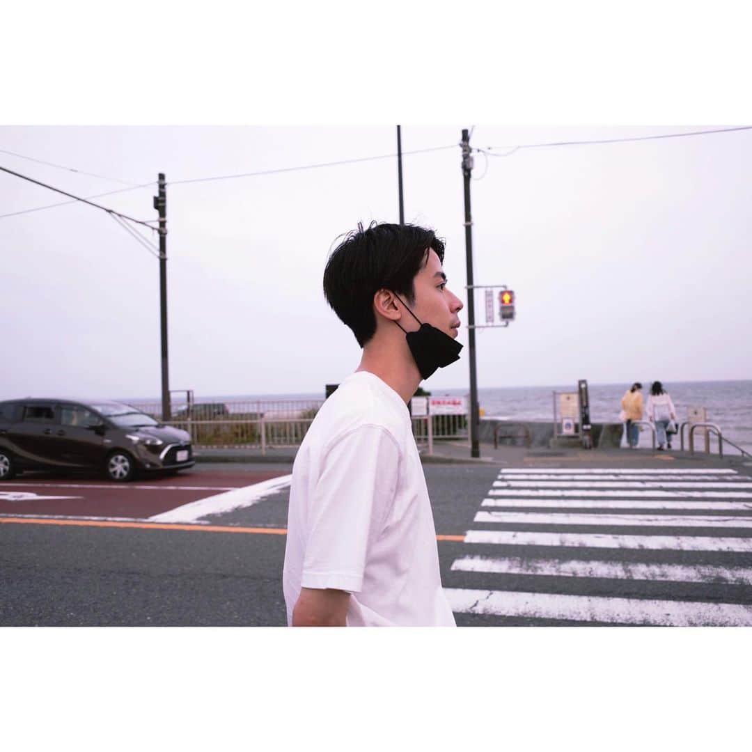 のインスタグラム：「. お久しぶりです。 全然投稿していなくて、ごめんなさい。。 ⁡ 最近の僕は 新しい環境で、温かい方達と一緒に 楽しく仕事をしています😌 ⁡ 暑くなってきましたが 皆さん、体調にはお気をつけてお過ごしください！ ⁡ ちなみに 毎日の早起きにようやく慣れてきました、、笑 ⁡ 明日も投稿しまーす✌️  #filmcamera  #film #camera  #summer #sea」