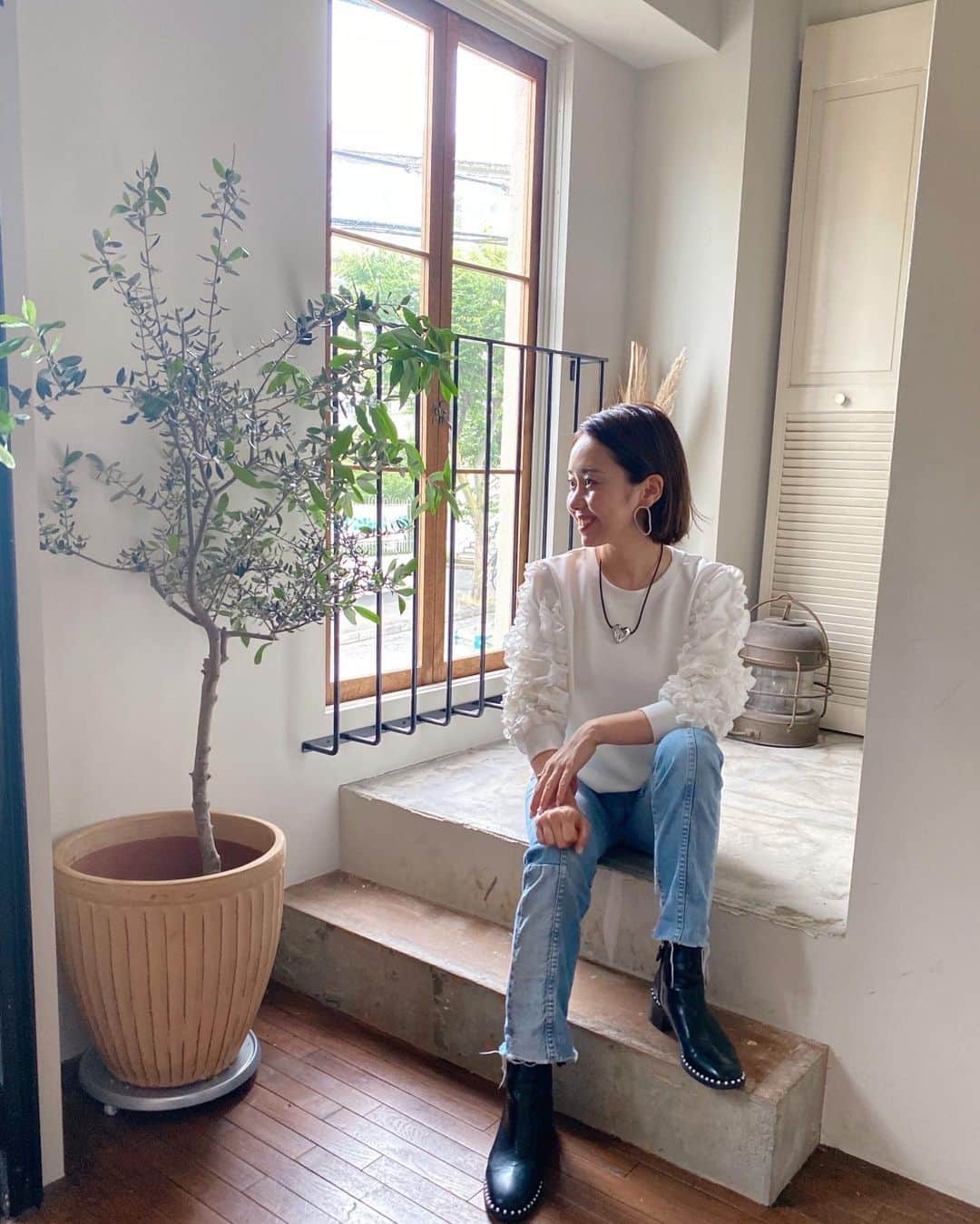のインスタグラム：「・ 2年前に発売させていただきました #akiron_donoban コラボ商品第一弾の パールショートブーツ。 私にも @donobanweb さんにもずっとずっと再販リクエストをいただいており、これはずっと使っていただけるし、とにかく合わせやすく楽ちんなので、私としても再販させていただきたく、先日皆様に改めてアンケートをとらせていただきました。 皆様へのお届けをベストな時期に！と思い、大急ぎでの再販が決定致しました！  今回はリクエストいただいておりました受注販売をすることができましたので、期間中にご予約くださった全ての方にお届けさせていただきます💕  尚、コロナ禍での原材料高騰につき、お客様にはご迷惑をおかけいたしますが、8900円＋税の9,790円での再販とさせていただきます。 何卒ご理解いただけましたら幸いです。 (本当はもっと値上げをしないといけない状態なのですがドノバンさん頑張って下さいました😭) その代わりと言ってはなんですが、今回は受注期間中のご予約特典といたしまして、"送料無料"とさせていただけるようです😍  8月下旬〜9月初旬の秋を意識し始める時期のお届けに向けて、明後日の8日金曜日から早速受注スタートとなります。 受注スタートに向けて、ストーリーやフィードにて新しく撮影しましたコーデや、今までのコーディネートなどもupさせてもらいますので、参考にしてみてくださいませ。 こんな感じでデニムやパンツとも合うんだな〜😎  とにかく使えることは実証済みでございます💪👌 ━━━━━━━━━━━━ #donoban #ドノバン #コラボ企画 #コラボ #コラボ商品 #ショートブーツ#パール　 #ootd #coordinate #コーディネート #outfit #fashion #ファッション　 #コーデ #ママコーデ#男の子ママ」