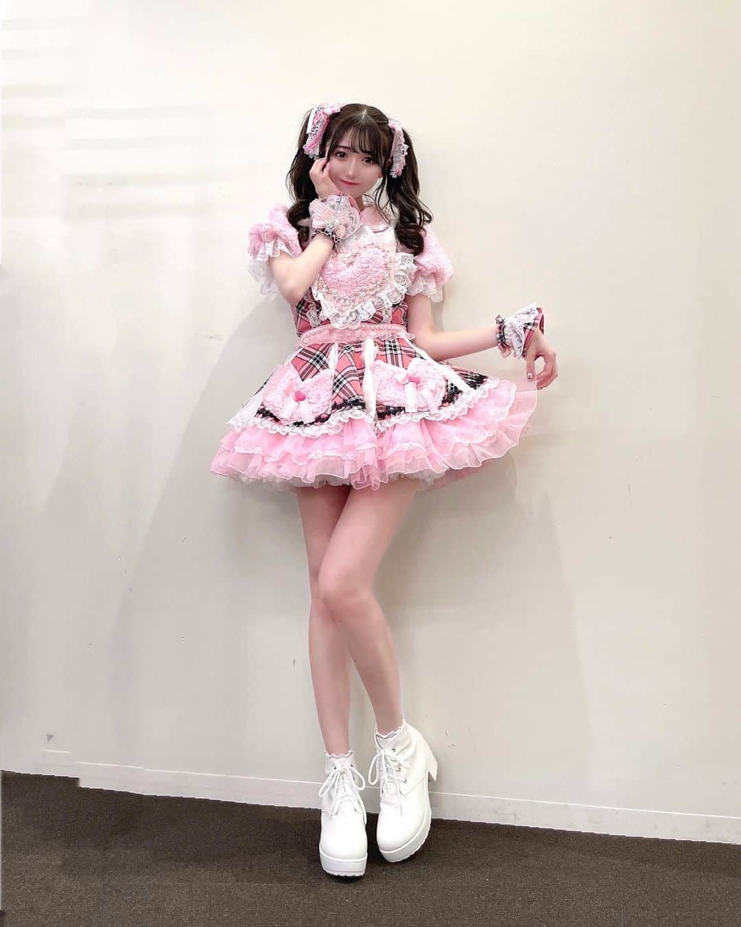 田口未彩のインスタグラム：「❤︎  生誕用に用意して頂いた ソロ衣装👑💖  みぃの好きがたくさん詰まっていて 毎日この衣装着てライブがしたい🥺🤍  .」