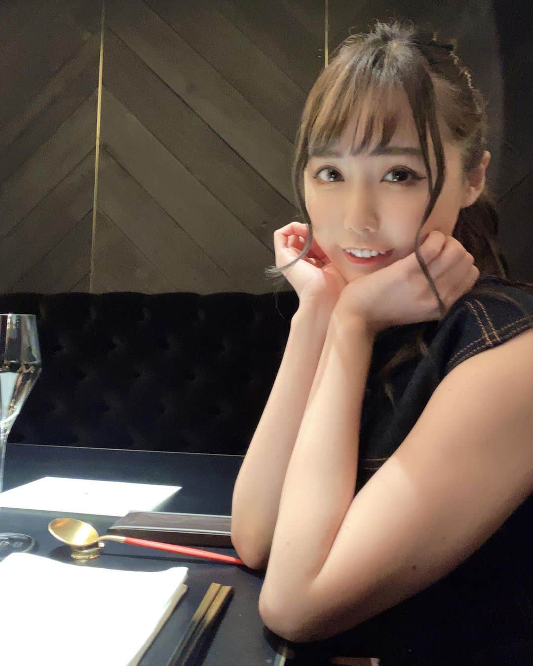 のインスタグラム：「たまにはお上品な写真も載せてみたり😌  #焼肉x  𓌉𓇋 ‎🥩 #sexy #コスプレ #グラビア #サブカル #anime #gravure #cosplayer #subculture #adult #かわいい #ファッション #写真 #モデル #美味しい #グルメ #幸せ #笑顔 #カジュアル #焼肉 #スタジオ」