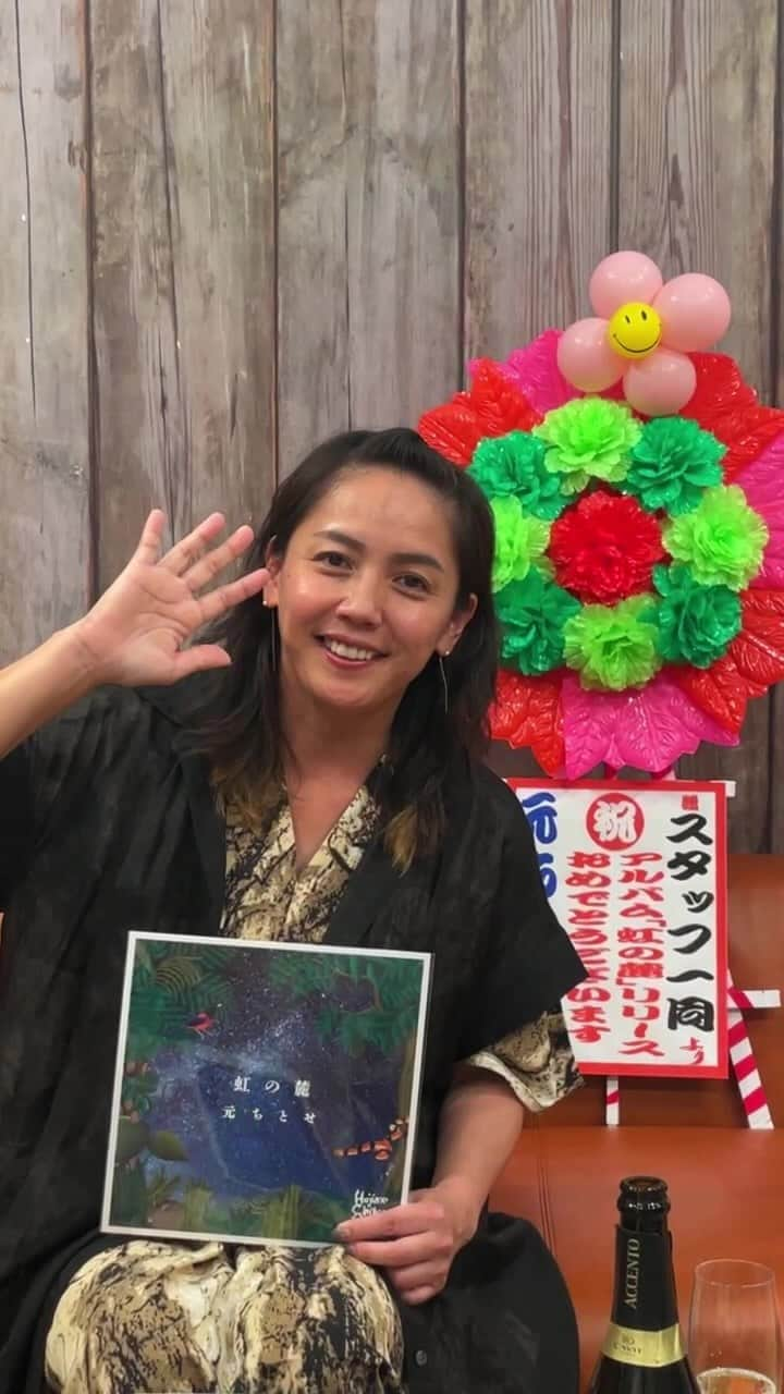 元ちとせのインスタグラム：「元ちとせインスタライブご視聴くださり、ありがとうございました！見逃した方もアーカイブをしばらく残すので、お楽しみいただけたら嬉しいです！  プロフィールにあるリンクからアルバム『虹の麓』をご視聴いただけます🎧  【ライブ情報】 ～Office Augusta 30th MUSIC BATON Vol.8～ 元ちとせ『えにしありて』 日時：7月17日(日)　OPEN 17:00 / START 18:00 会場：東京・duo MUSIC EXCHANGE チケット一般発売中！〜7月16日(土)23:59まで イープラス：https://eplus.jp/hajimechitose/  #元ちとせ #インスタライブ #アーカイブ #虹の麓 #えにしありて #暁の鐘」