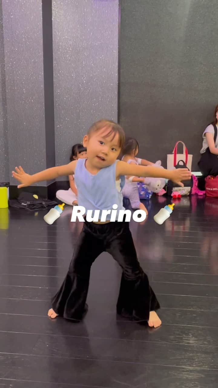 Ruuのインスタグラム：「久しぶりのるりの🥹⭐️🍼💕  3才だよ👶🏼🍼☀️  七夕🎋にダンサーになりたいって書いてあったんだって🥹🥹🥹ムリ  1回泣いていい？w  本当最近は感情爆発系ww そしてあざといんだよな🥹🫶🏻 ギャグ線も高いんだよな😂🫶🏻  めっちゃ笑わせてくれて癒してくれて感謝🤣🫶🏻💕」