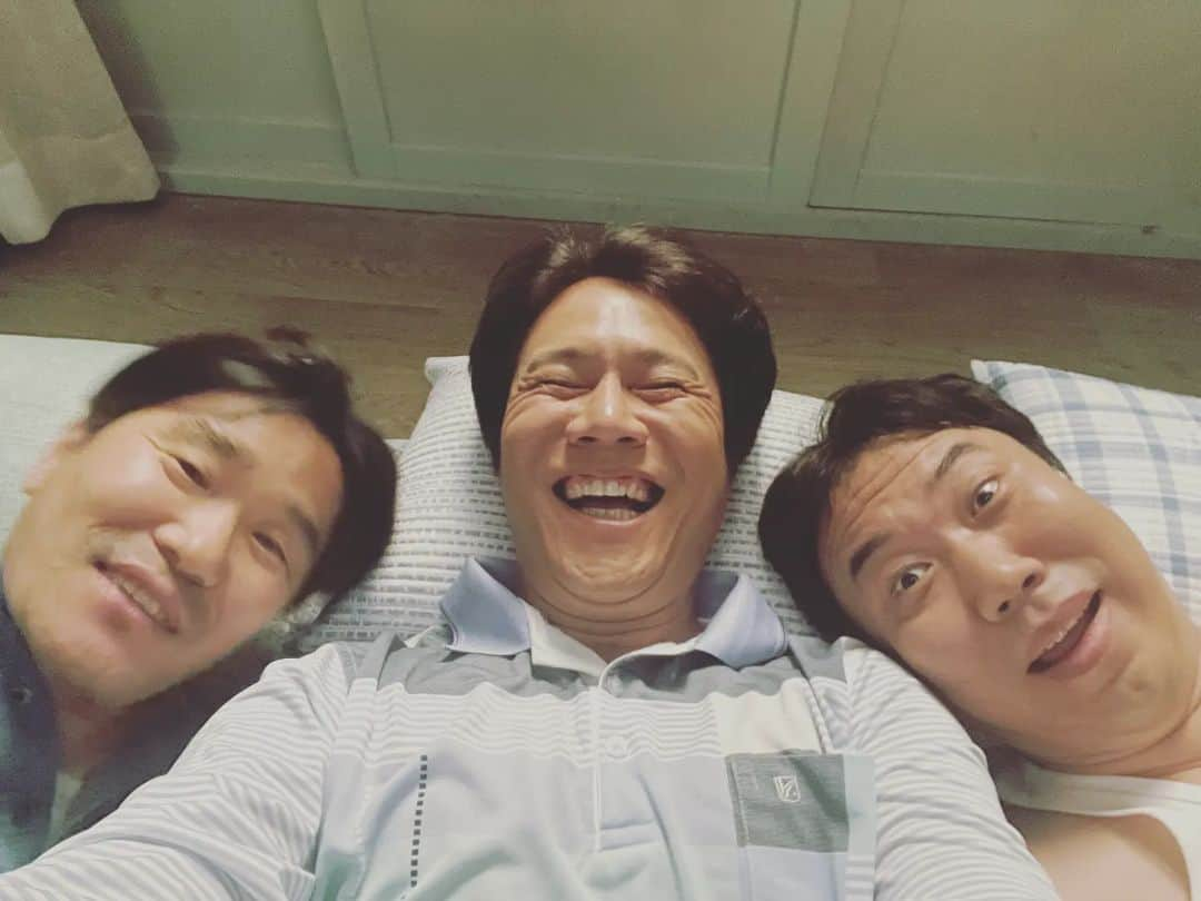 クァク・ジャヒョンさんのインスタグラム写真 - (クァク・ジャヒョンInstagram)「규회형 호산형과  어케..다정한 친구 처럼 보이나여^^* 아님 동네 바보들 같나..ㅋㅋㅋ 8월1일 저녁 10시30분 MBC [멧돼지 사냥] #멧돼지사냥#이규회#박호산#곽자형#MBC드라마」7月6日 13時59分 - jahyeonggwag